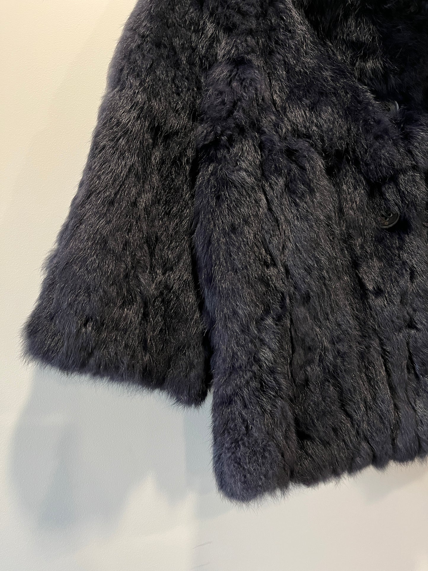 Veste en fourrure bleu nuit manches courtes