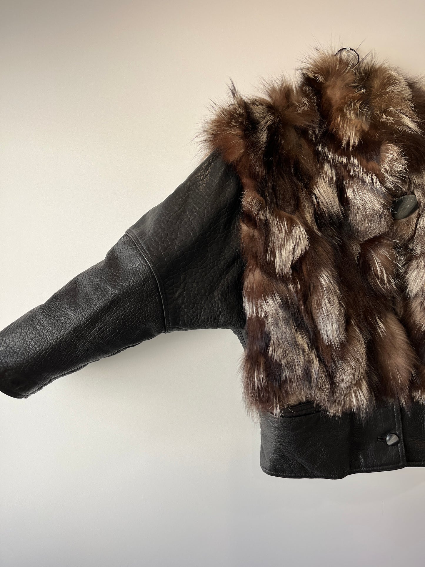 Veste en fourrure et cuir noir