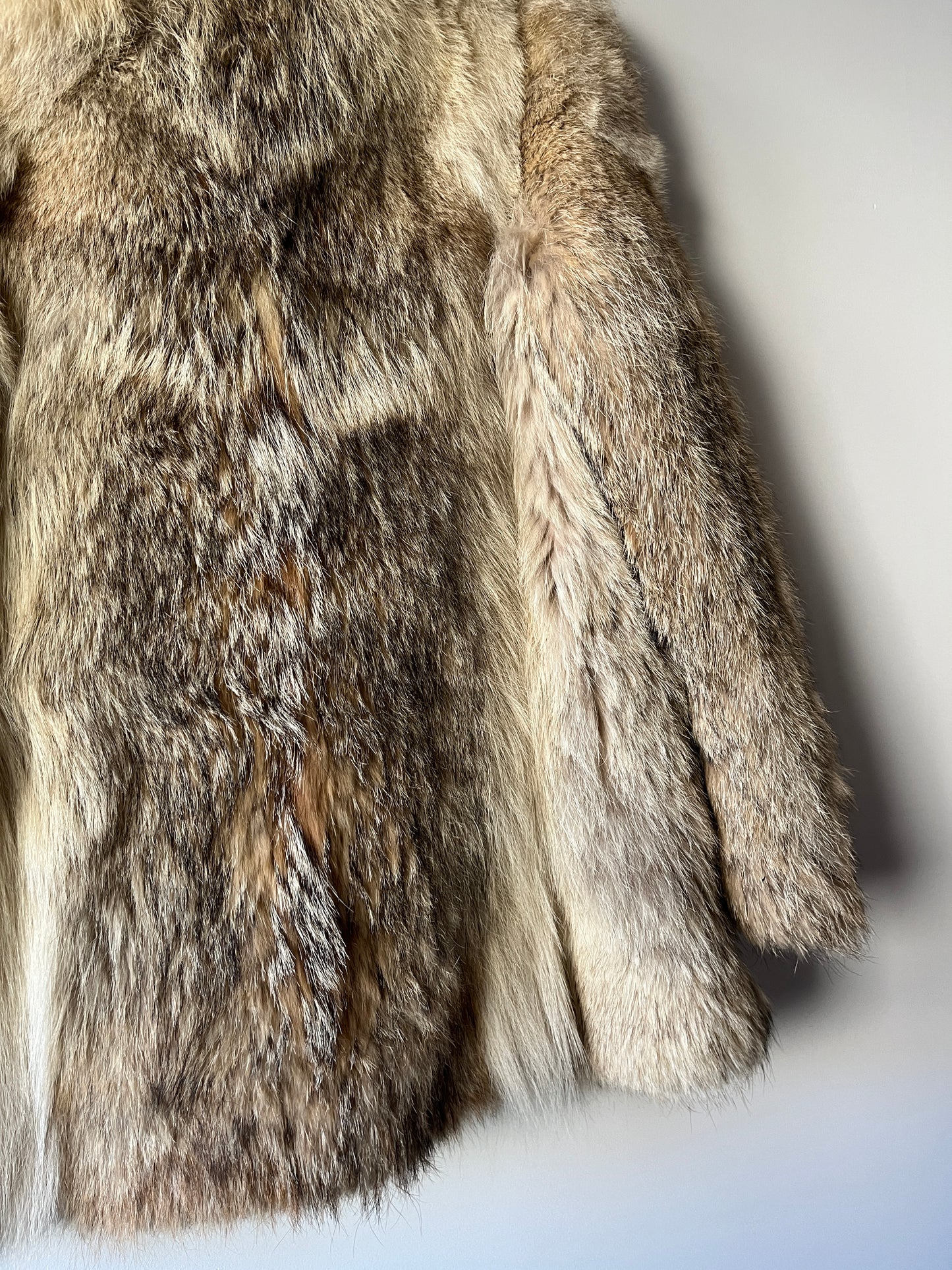 Manteau en fourrure beige et grise