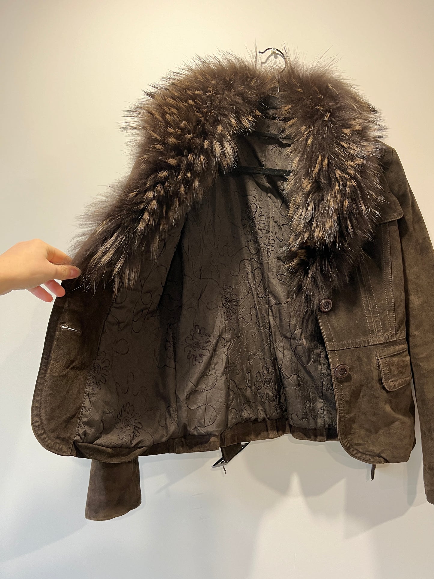 Veste en cuir marron et col en fourrure