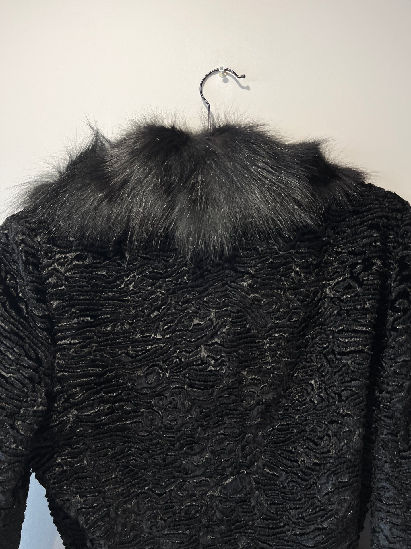 Veste noire avec bordures en fourrure
