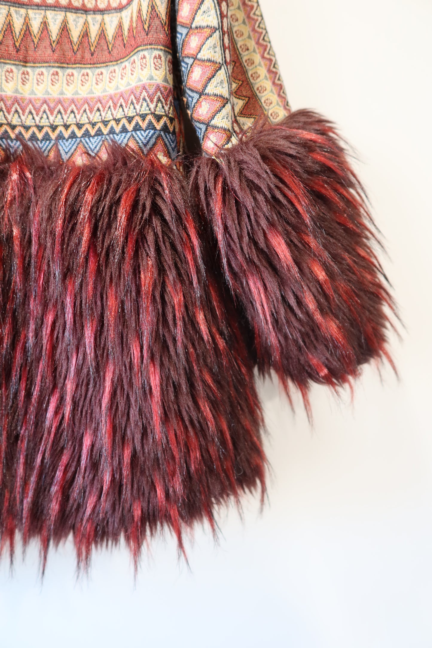 Veste bi-matière brodée avec fausse fourrure