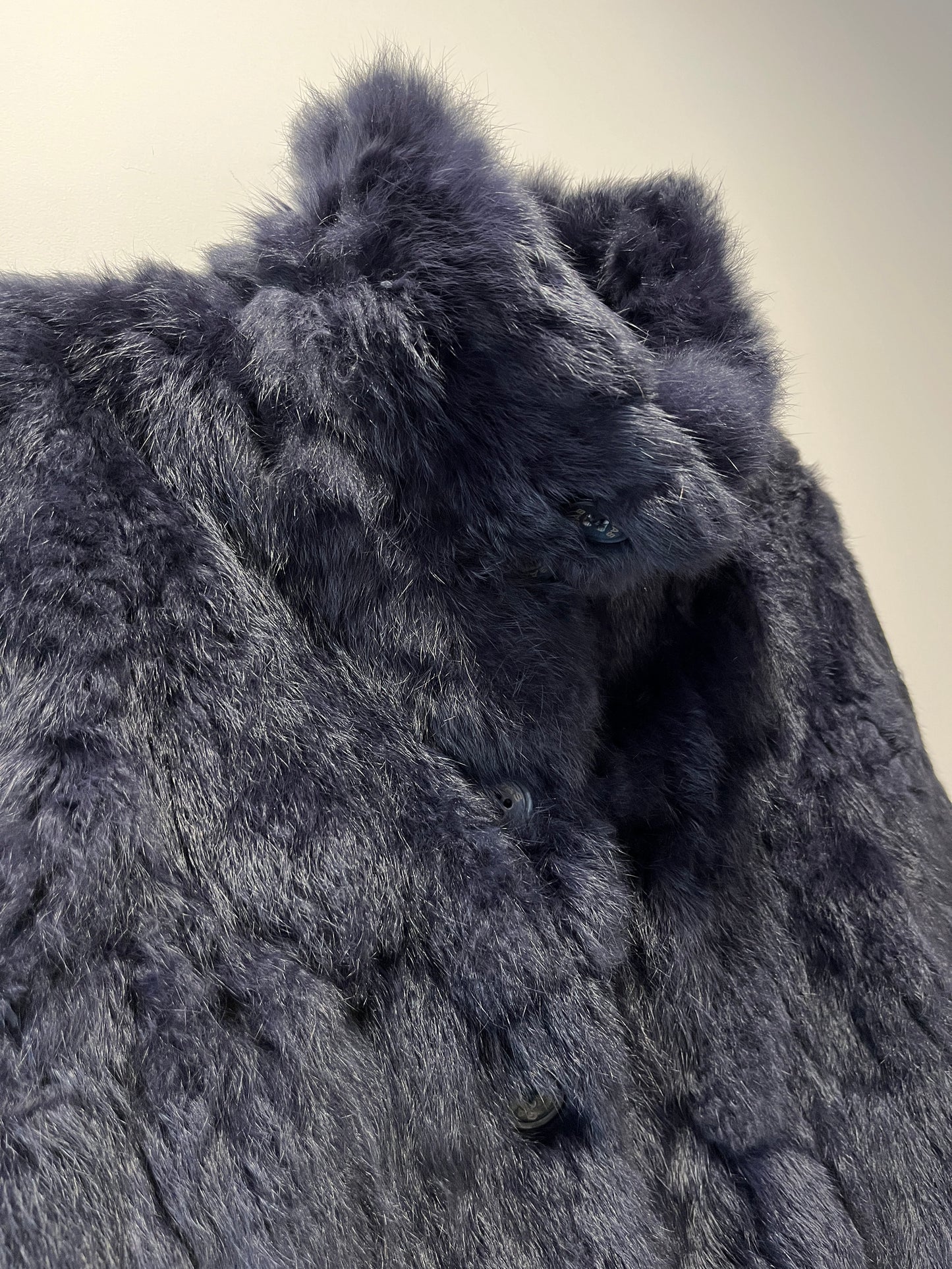 Veste en fourrure bleu nuit manches courtes