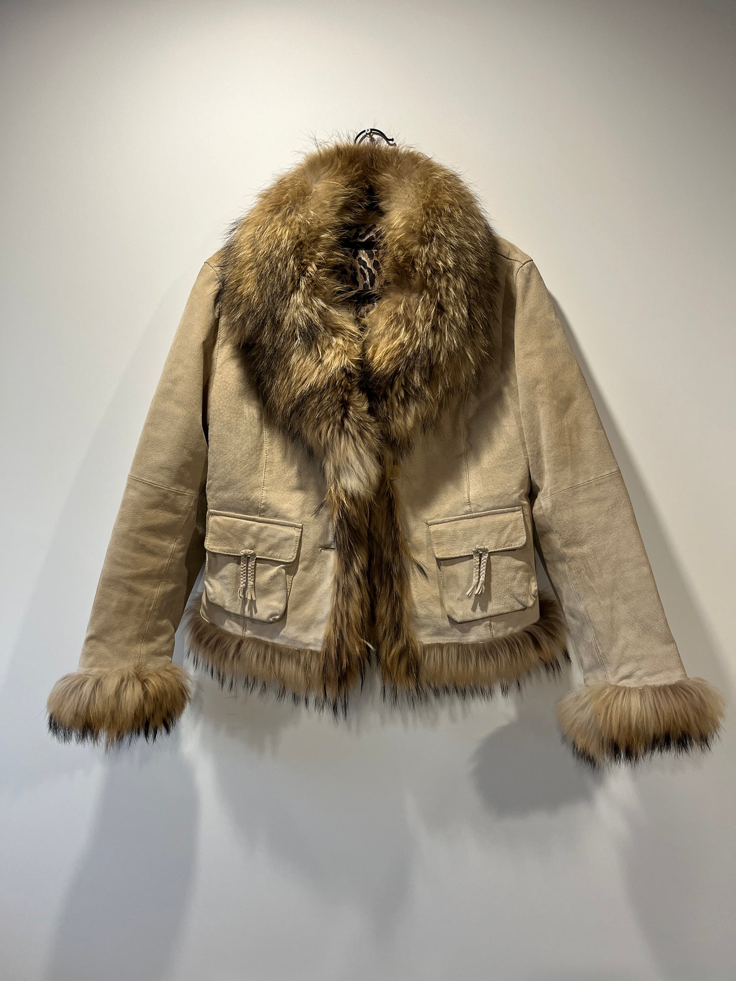 Veste en cuir beige avec bordures en fourrure