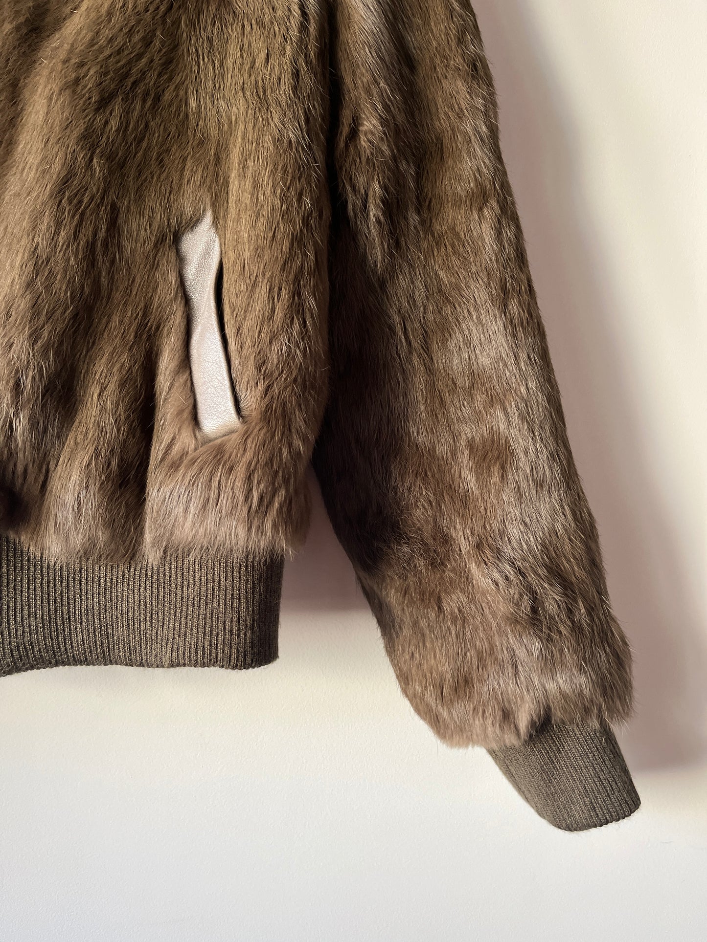 Veste courte en fourrure marron