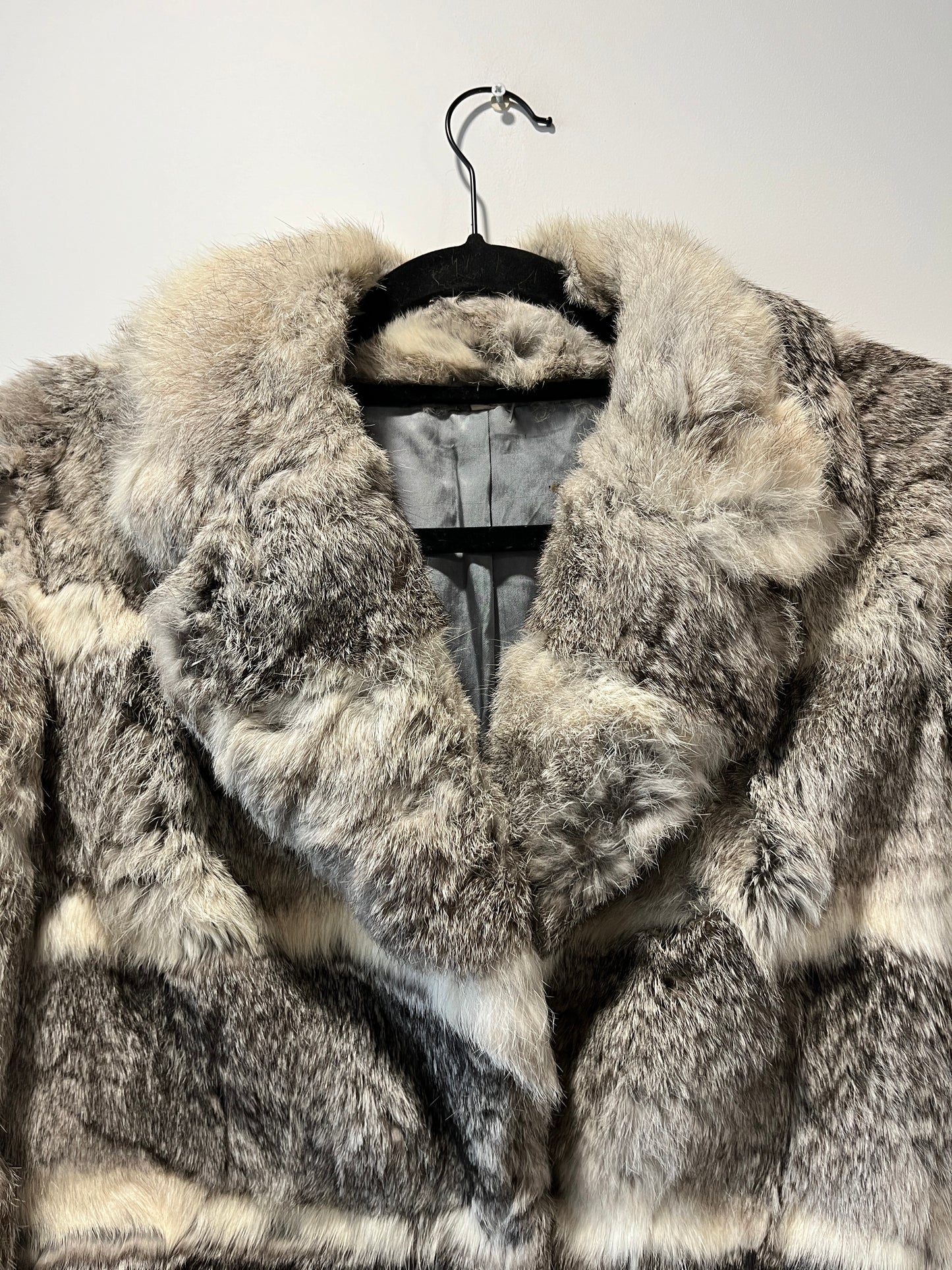 Manteau en fourrure gris et blanc