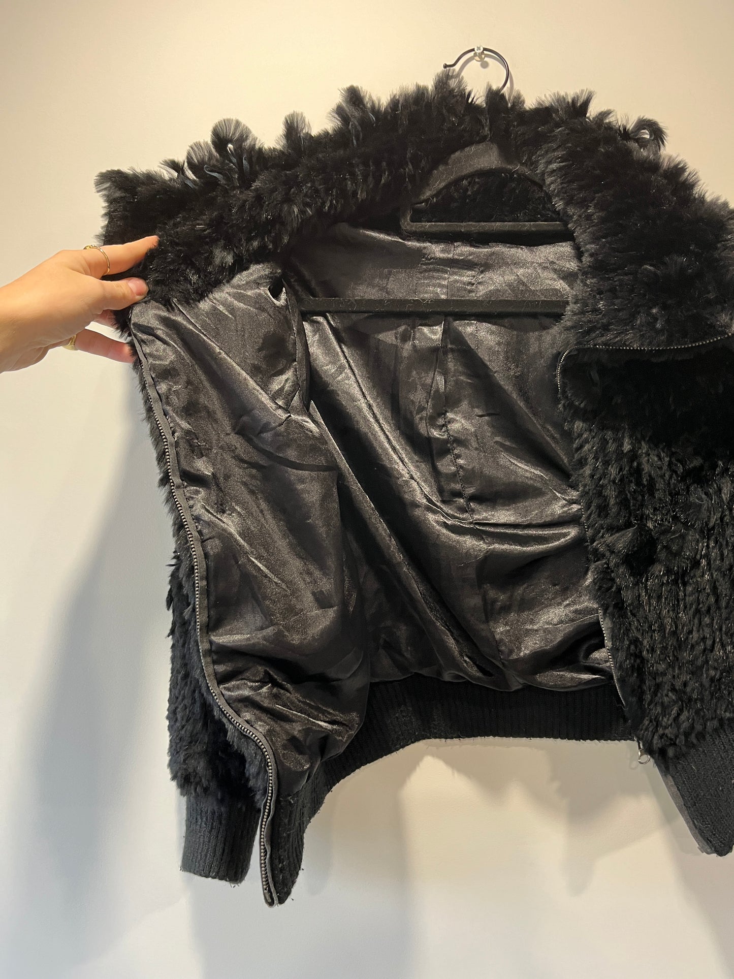 Veste en fourrure noire tressée