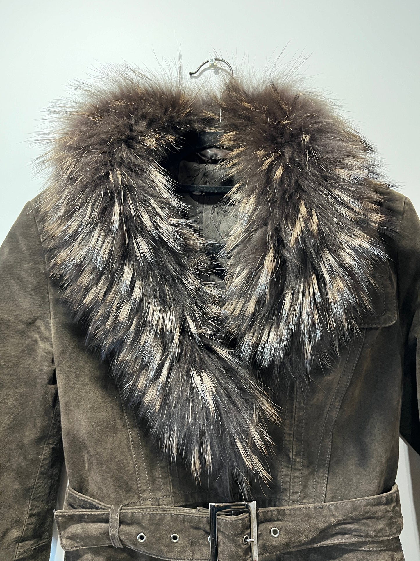 Veste en cuir marron et col en fourrure
