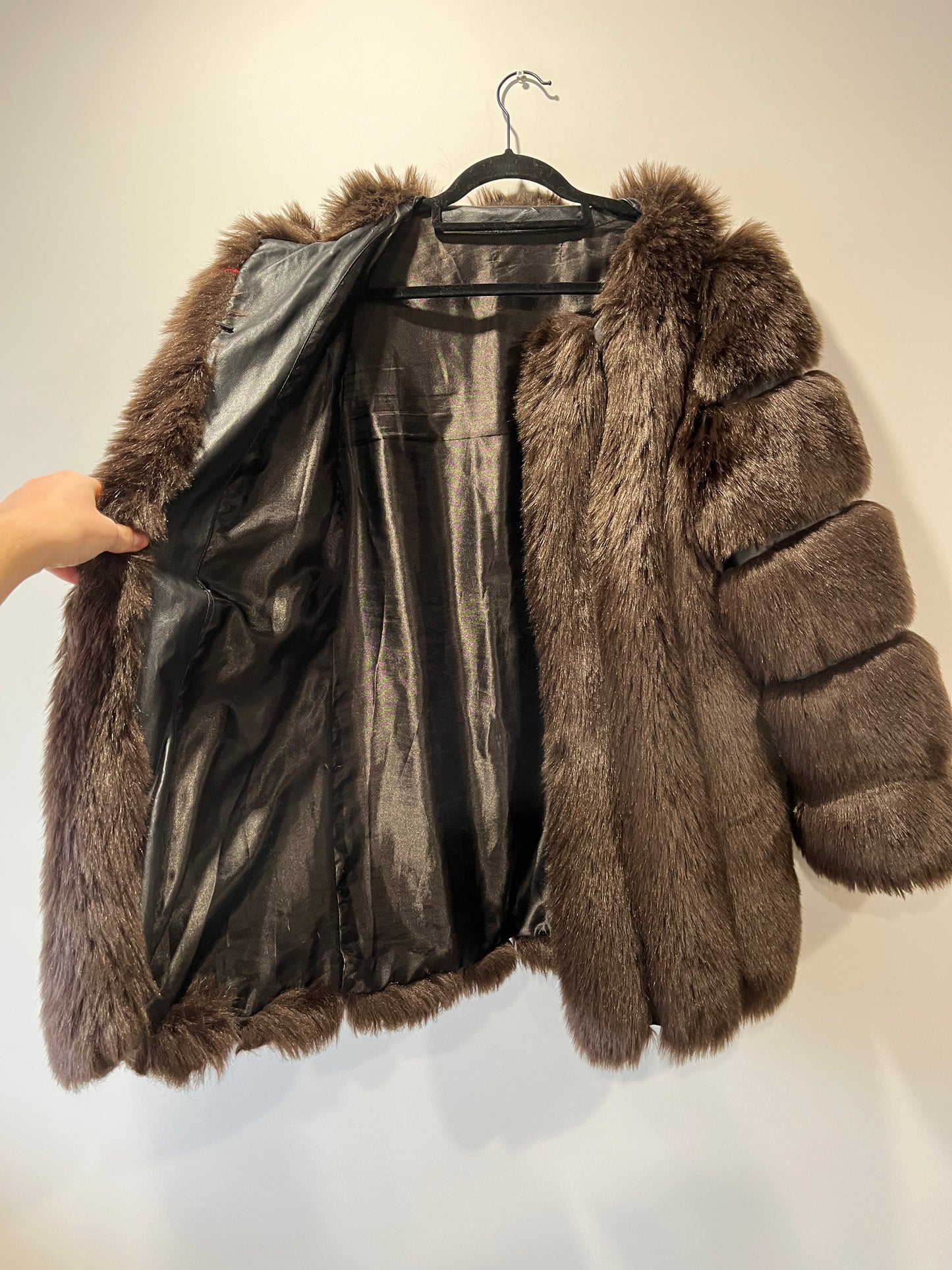 Manteau en fausse fourrure marron galonné