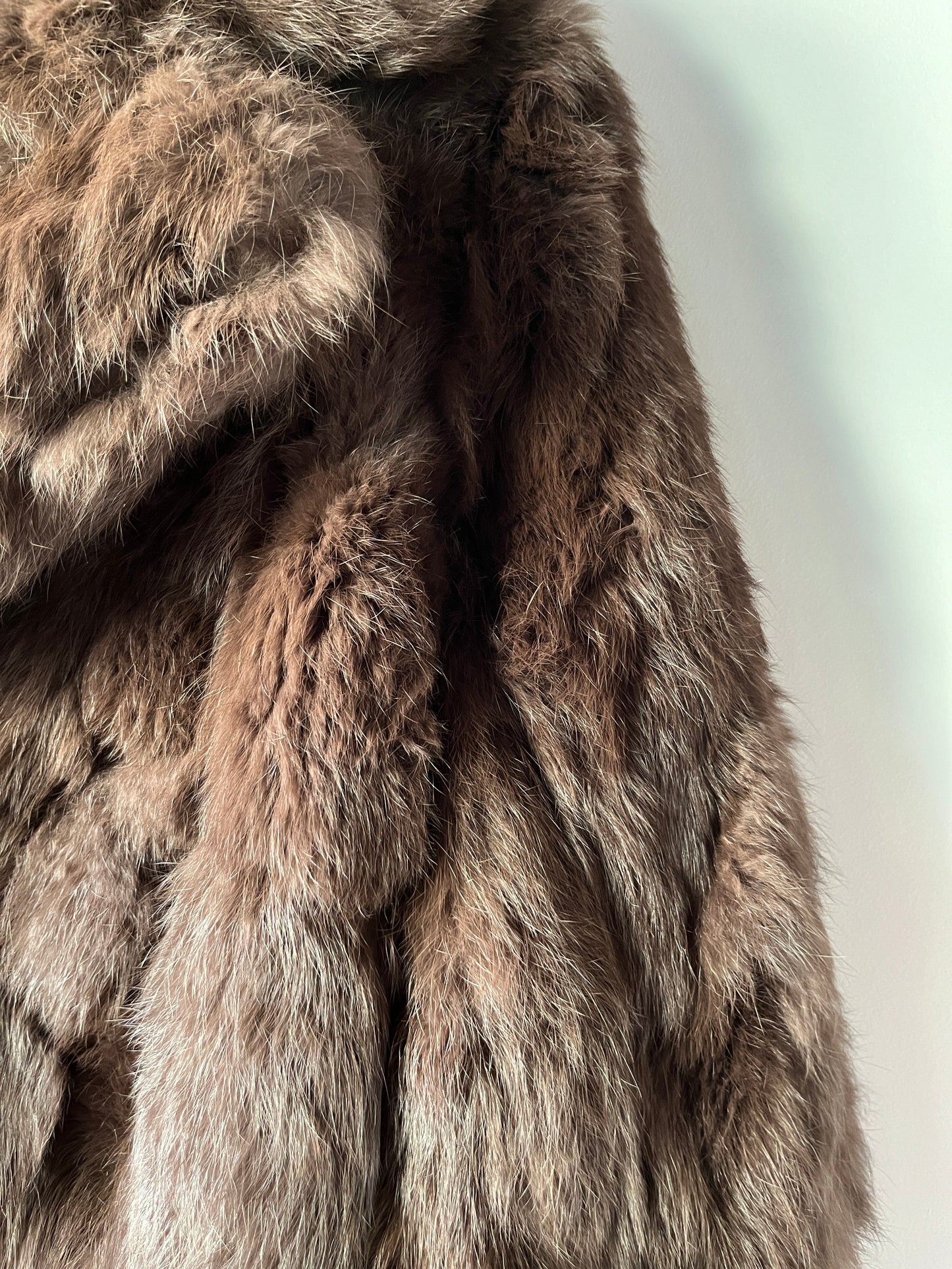 Manteau en fourrure marron ceinturé