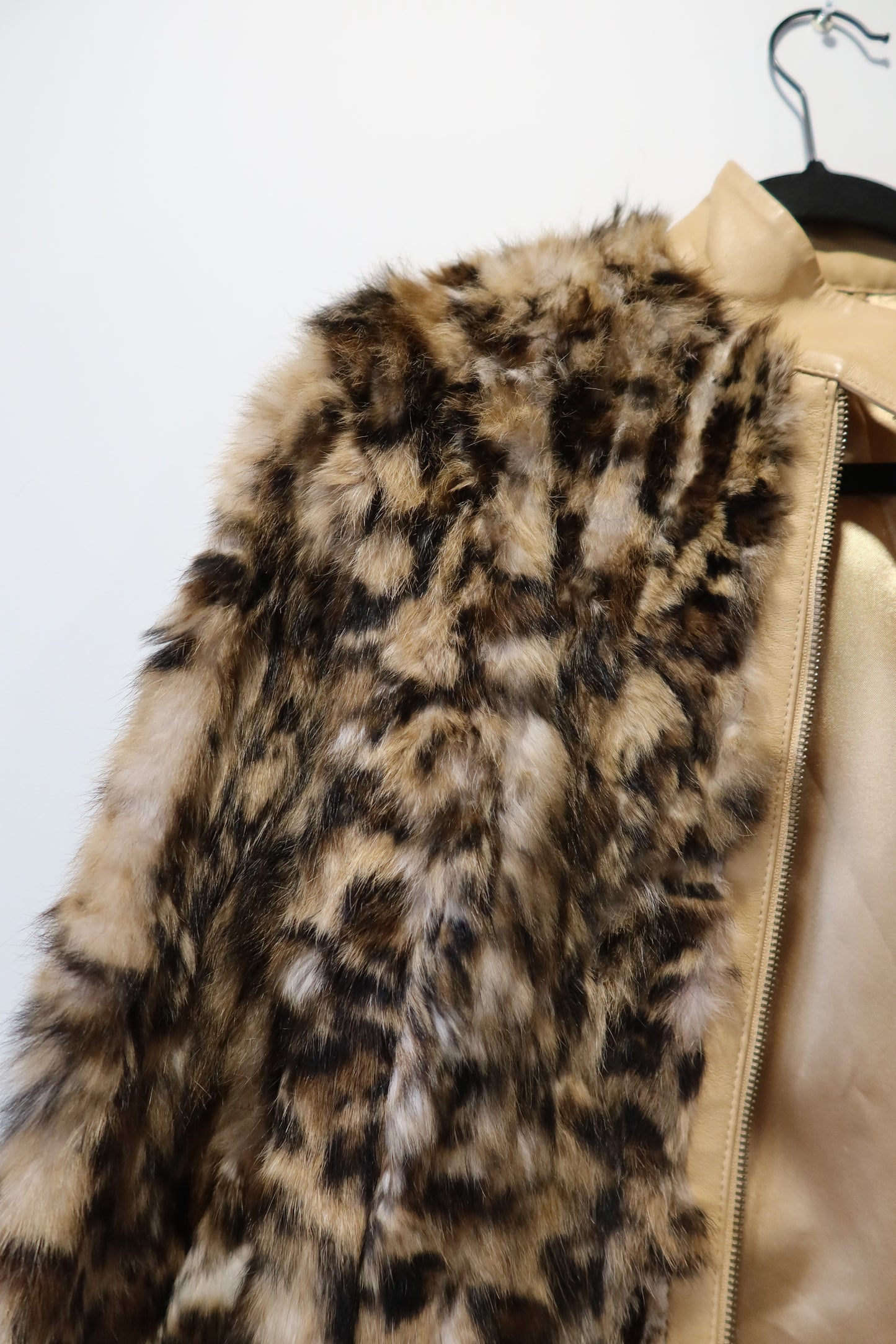 Veste courte en fourrure imprimée léopard