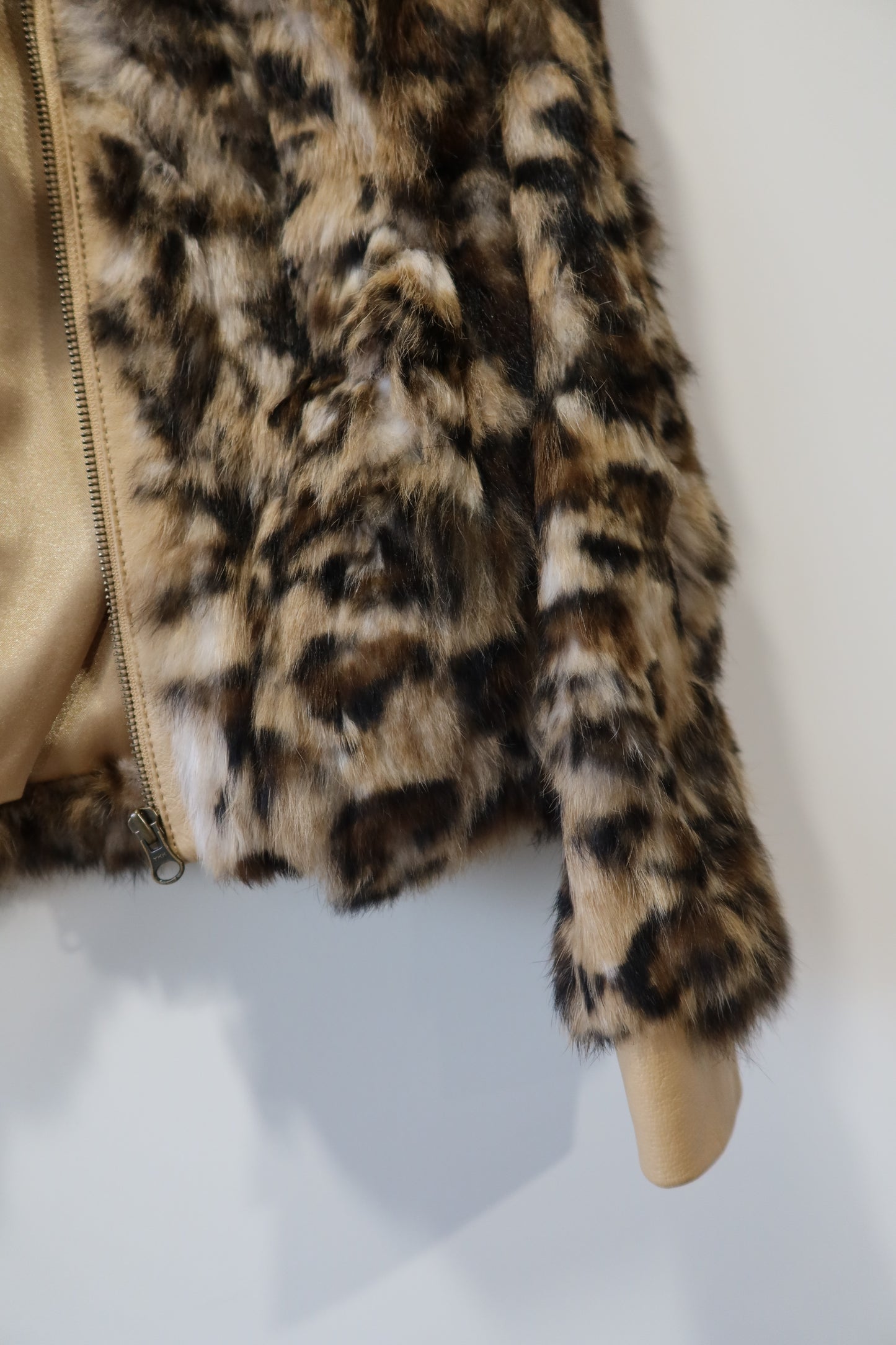 Veste courte en fourrure imprimée léopard
