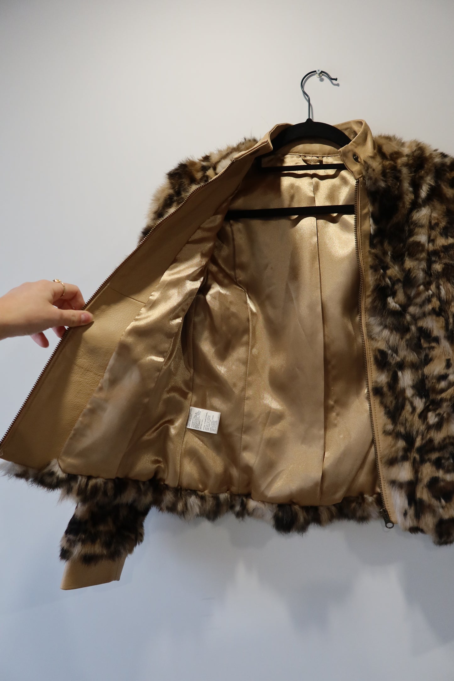 Veste courte en fourrure imprimée léopard