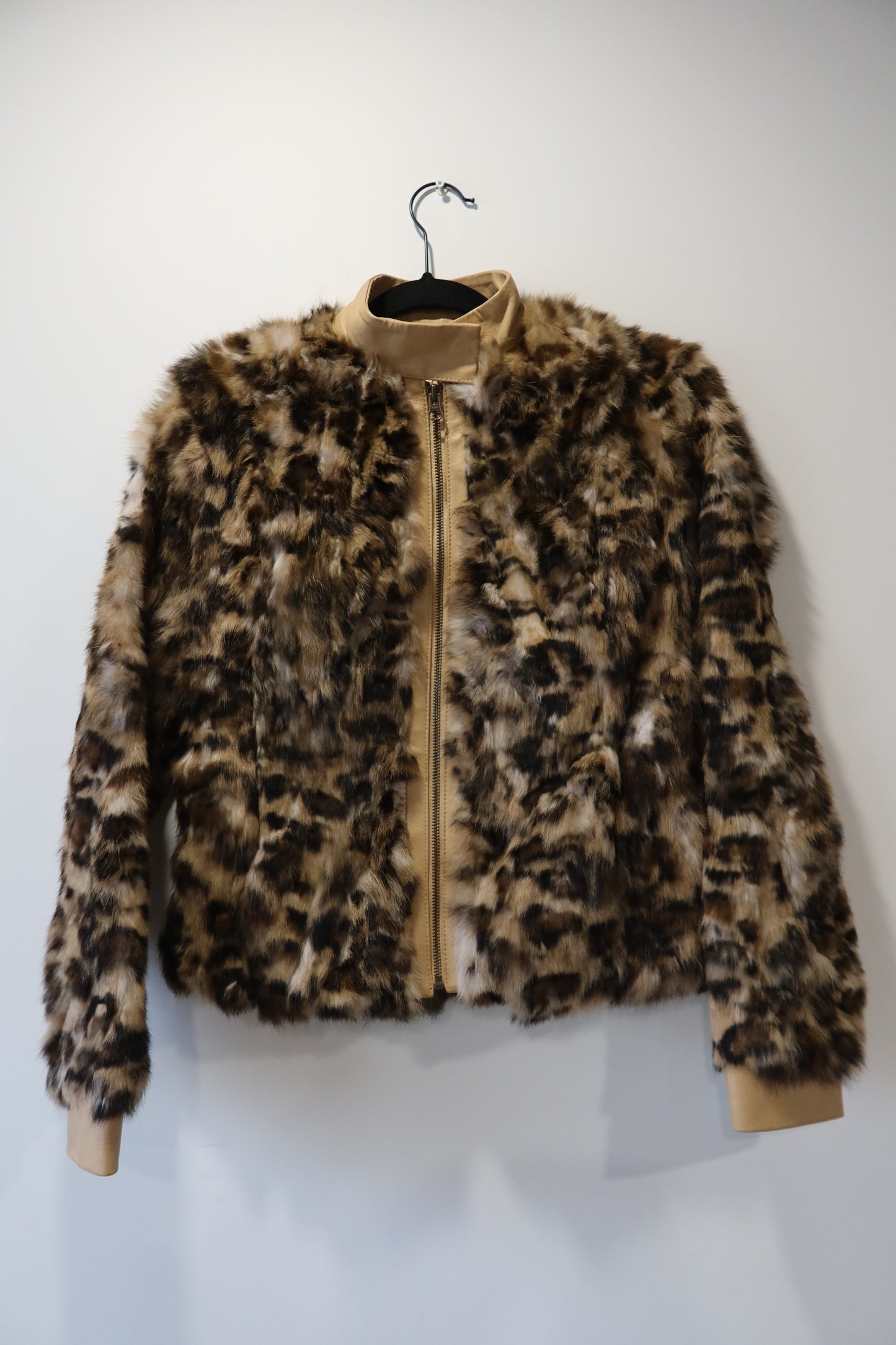 Veste courte en fourrure imprimée léopard
