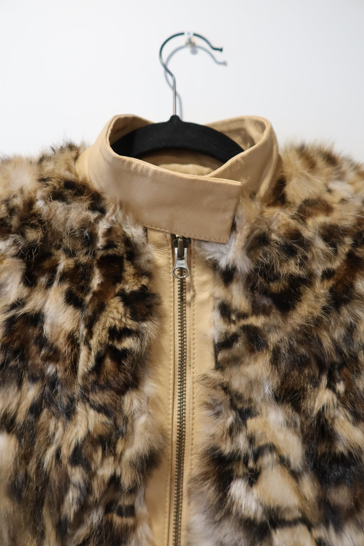 Veste courte en fourrure imprimée léopard