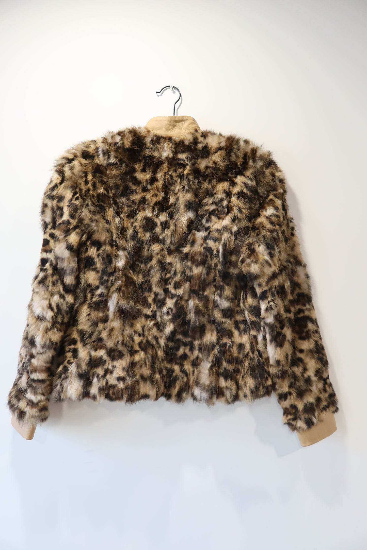 Veste courte en fourrure imprimée léopard