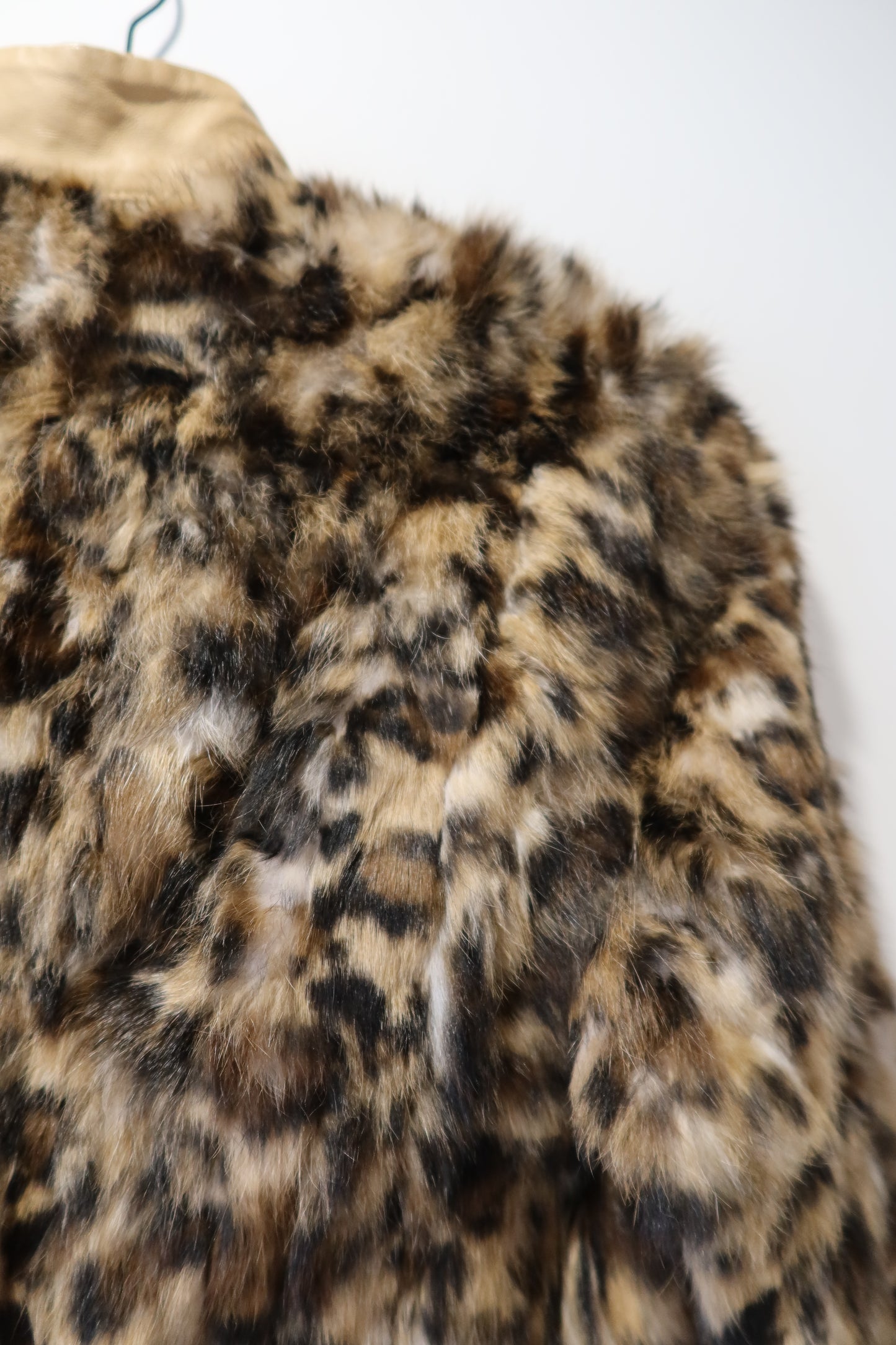 Veste courte en fourrure imprimée léopard