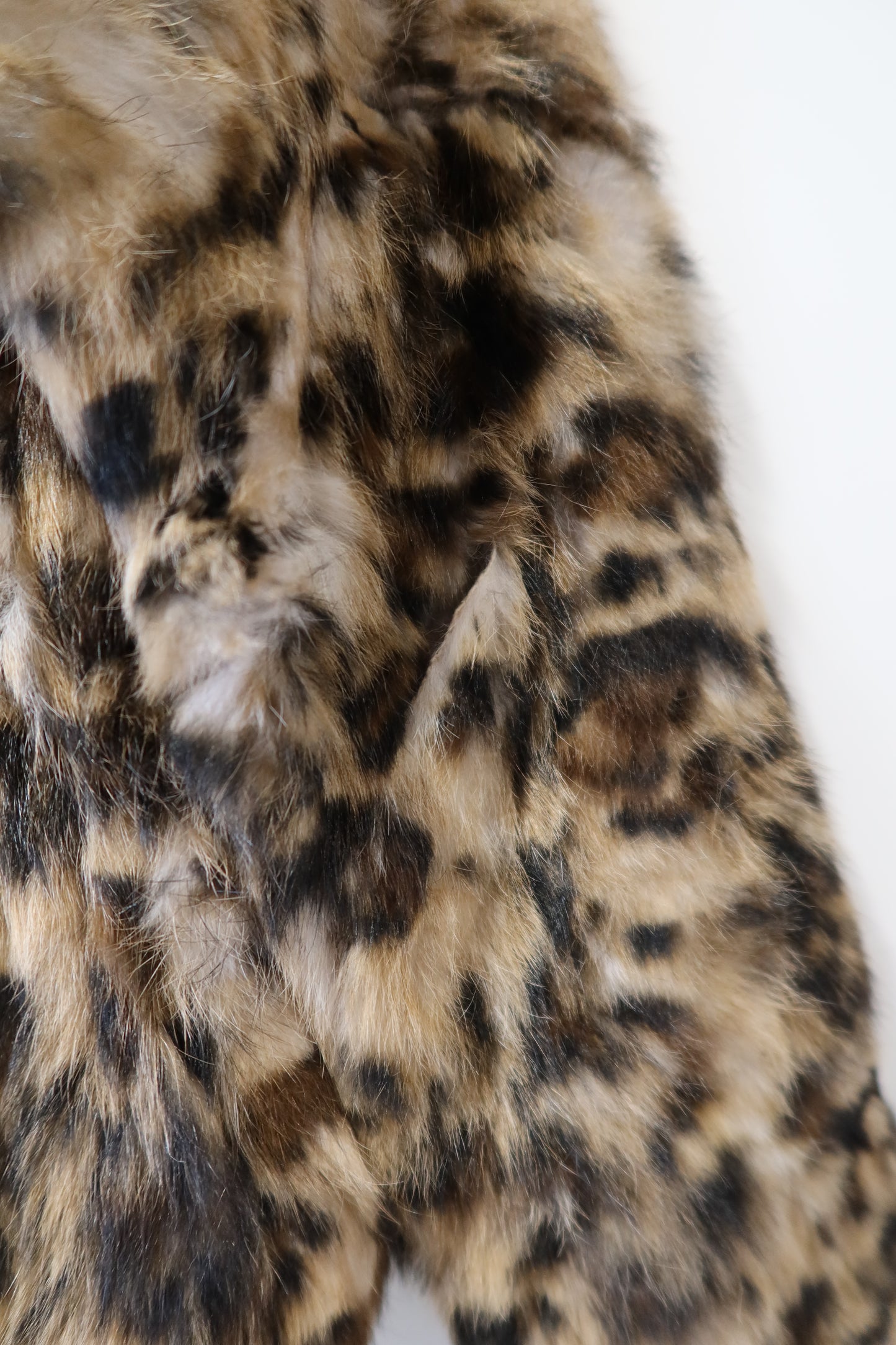 Veste courte en fourrure imprimée léopard