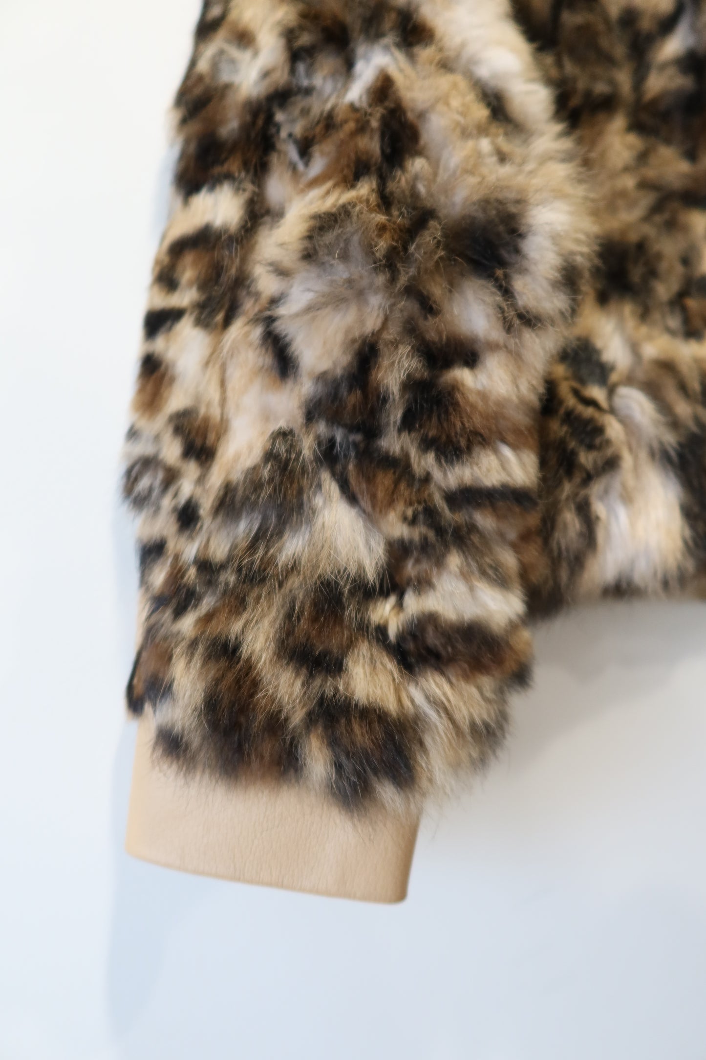 Veste courte en fourrure imprimée léopard