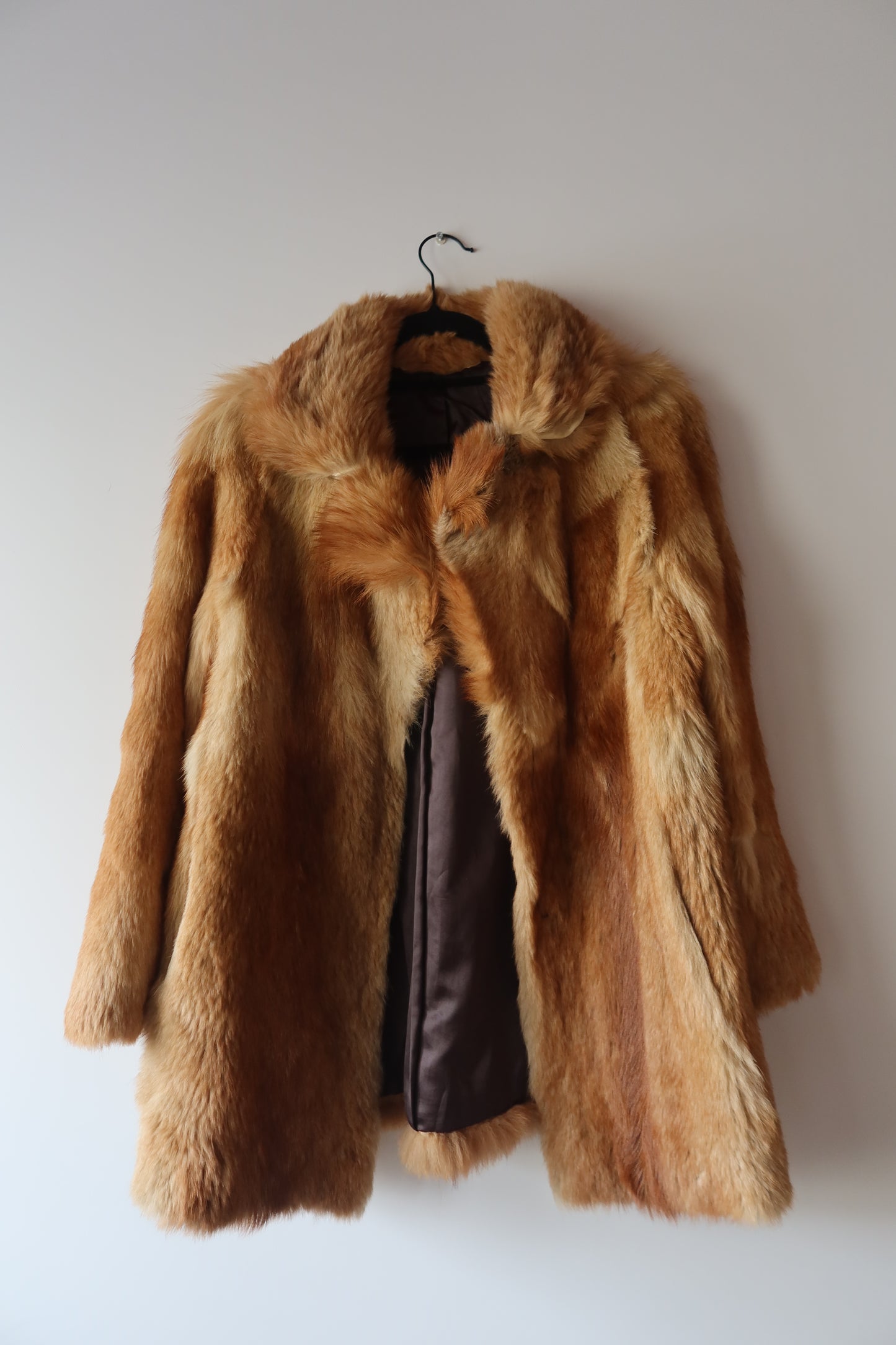 Manteau en fourrure beige avec col à revers