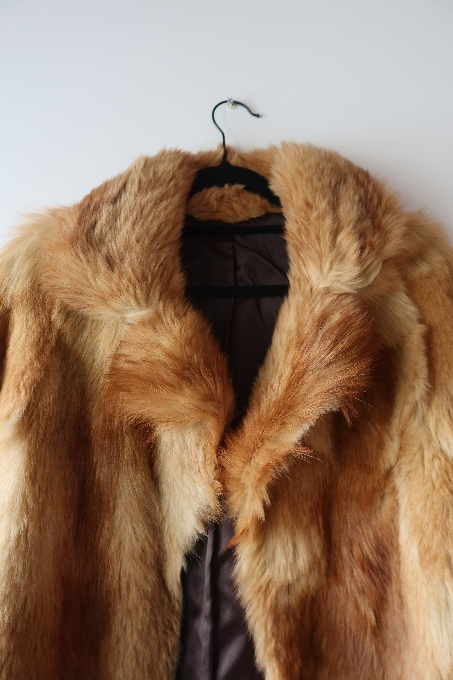 Manteau en fourrure beige avec col à revers