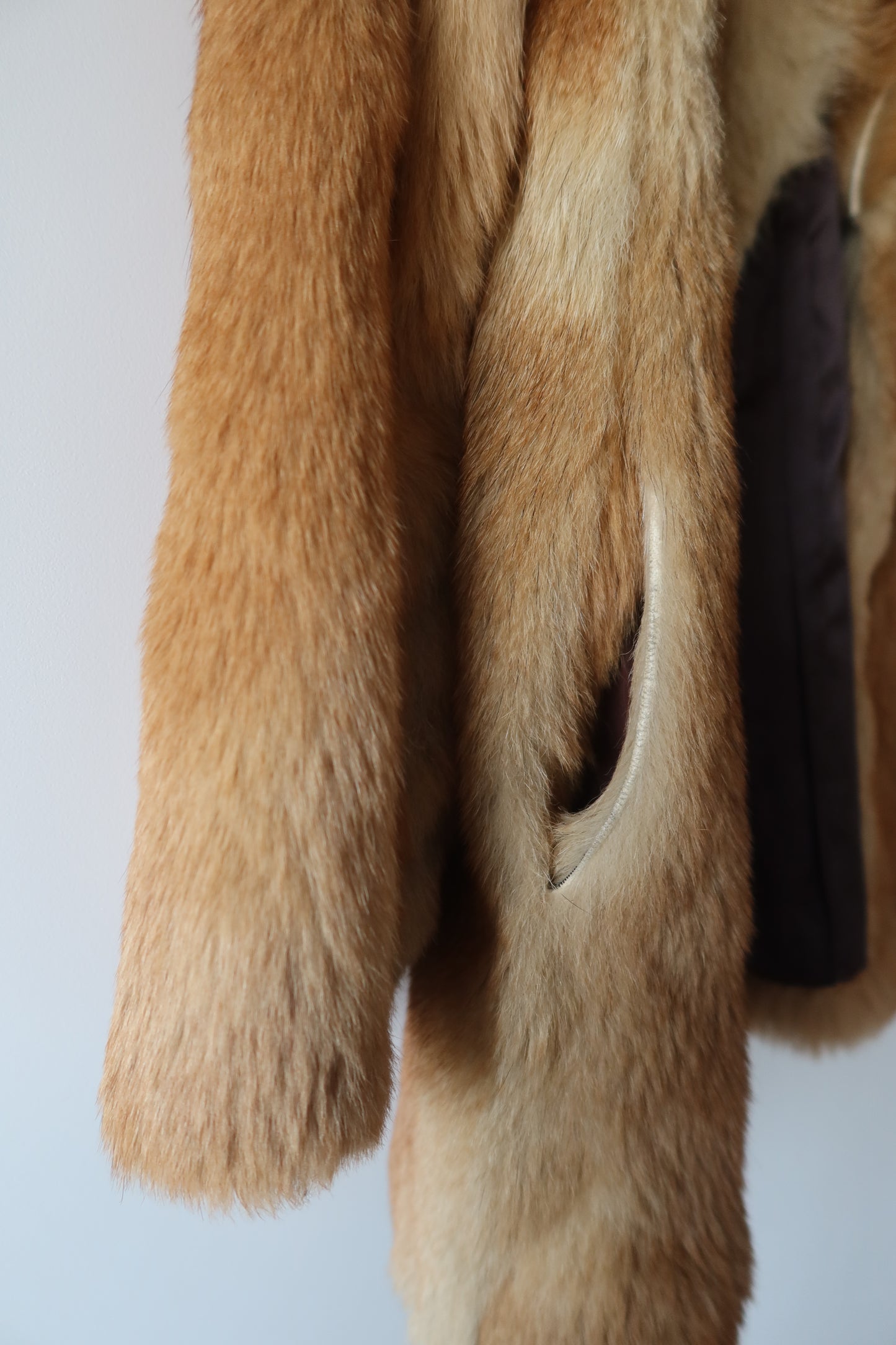 Manteau en fourrure beige avec col à revers