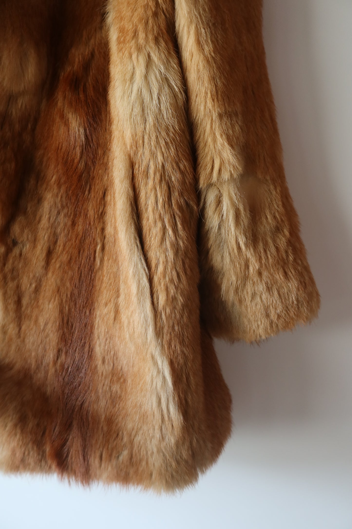 Manteau en fourrure beige avec col à revers