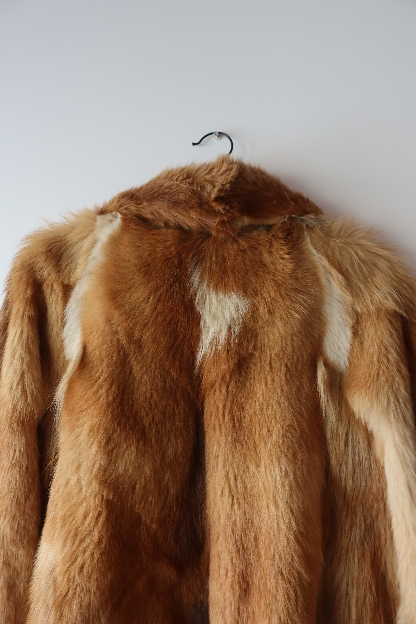 Manteau en fourrure beige avec col à revers