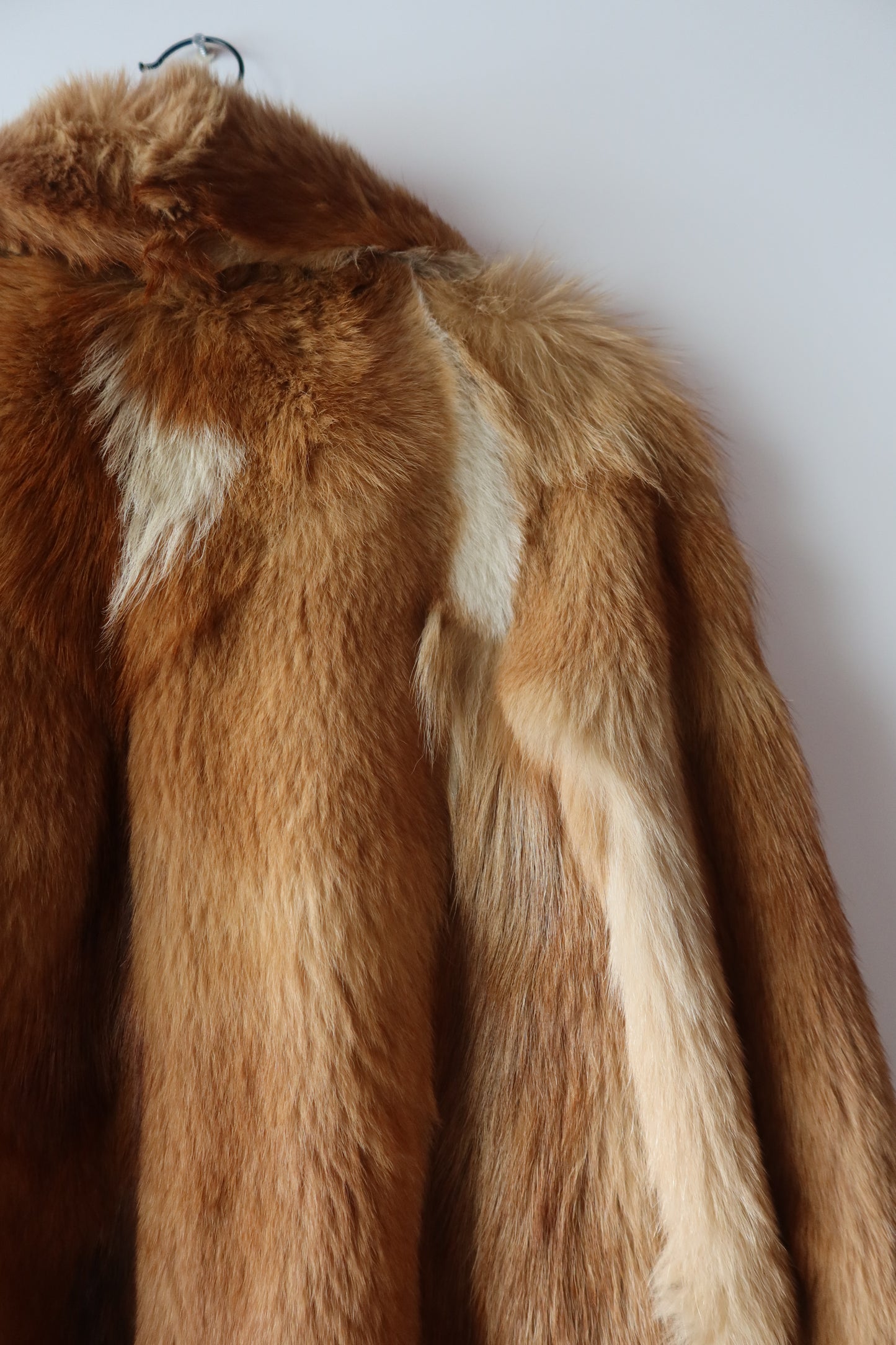 Manteau en fourrure beige avec col à revers