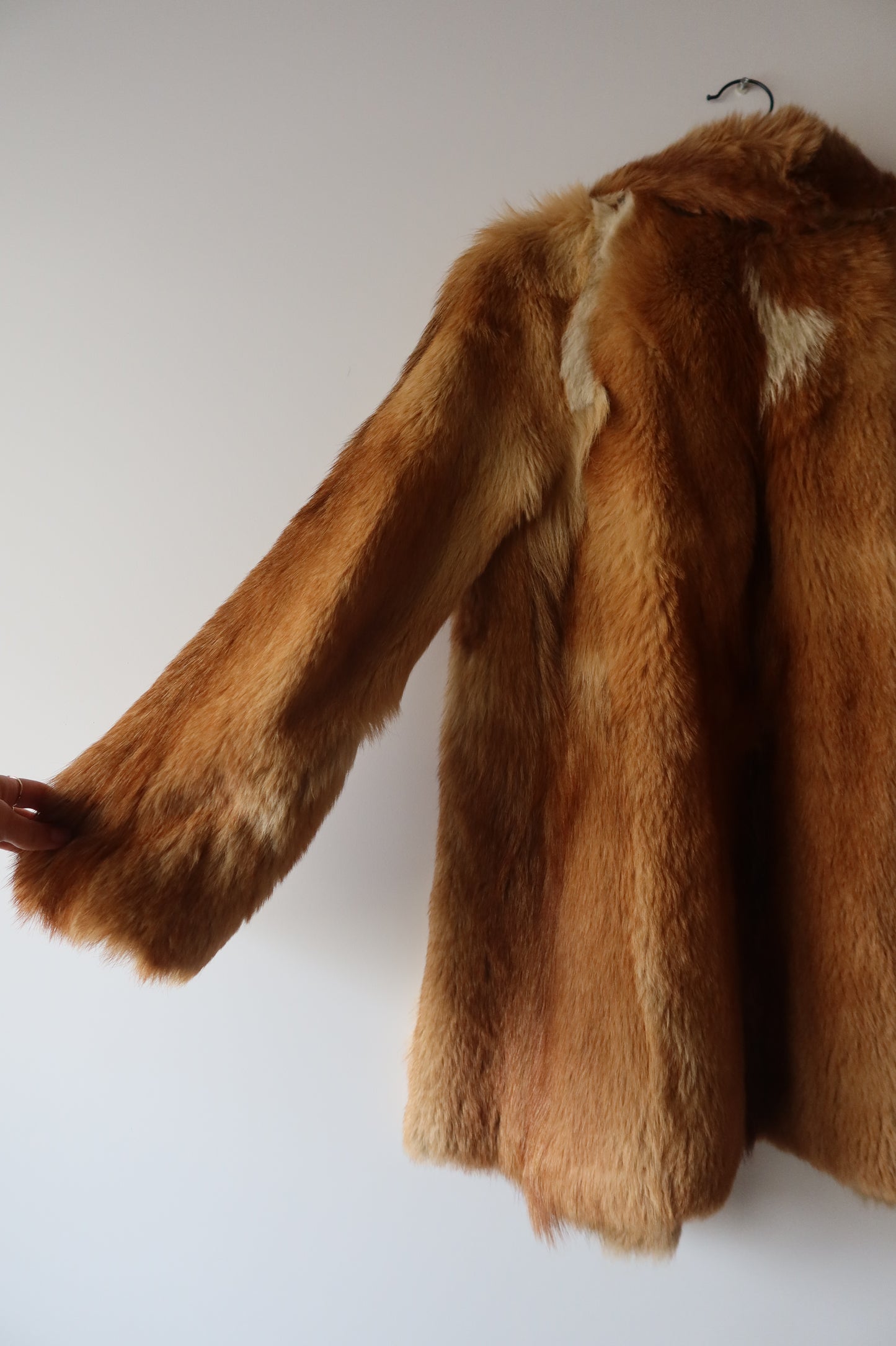 Manteau en fourrure beige avec col à revers
