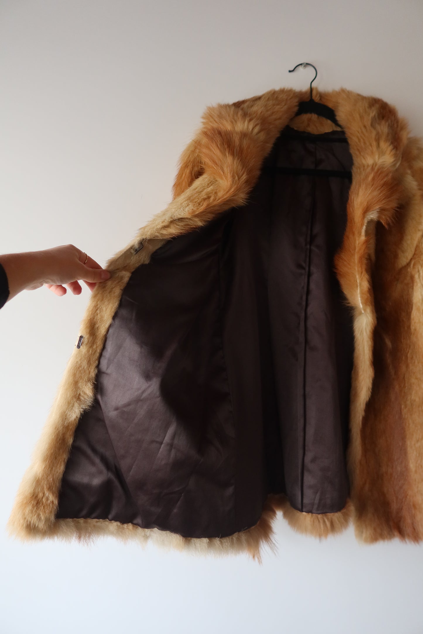 Manteau en fourrure beige avec col à revers