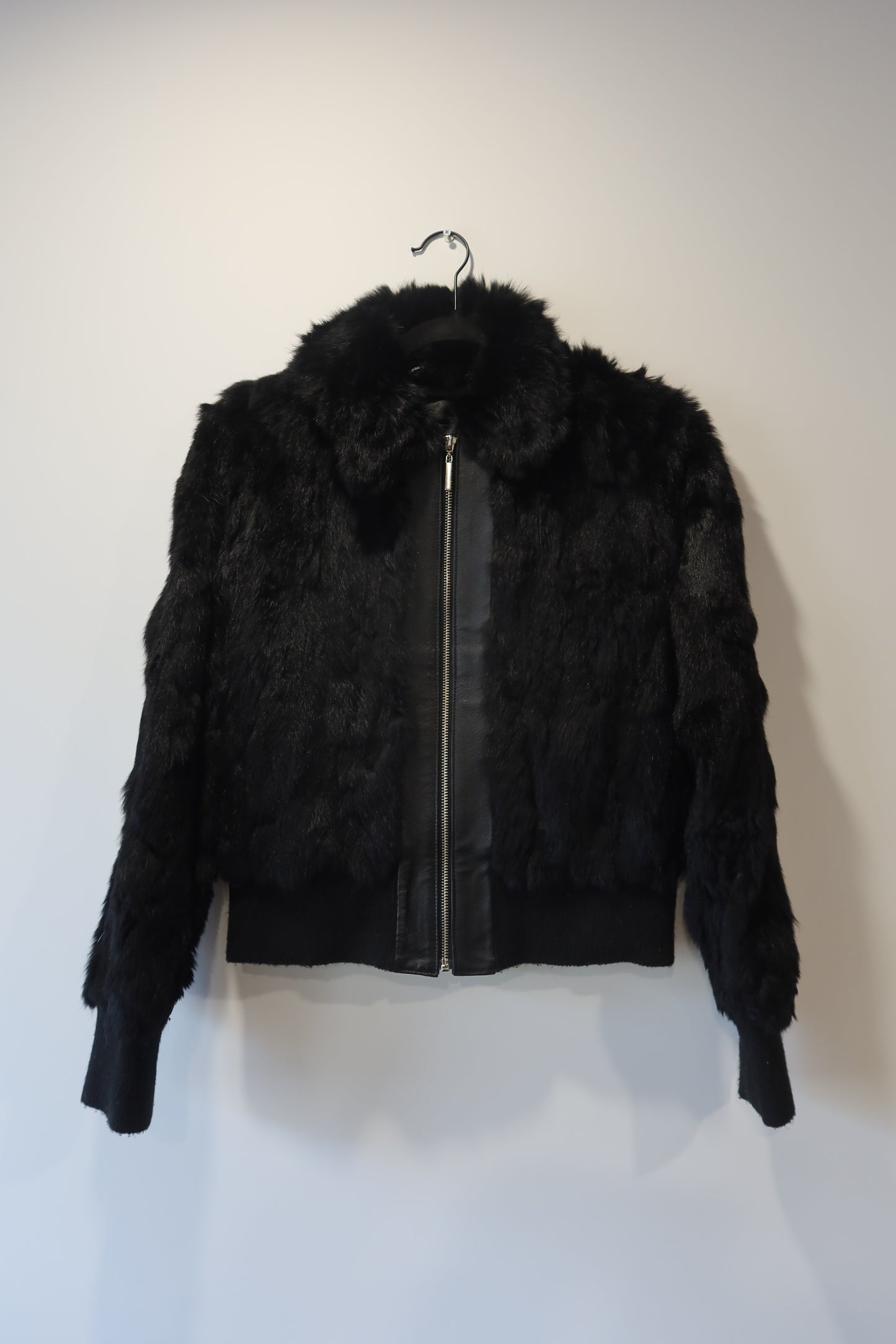 Veste courte en fourrure noire