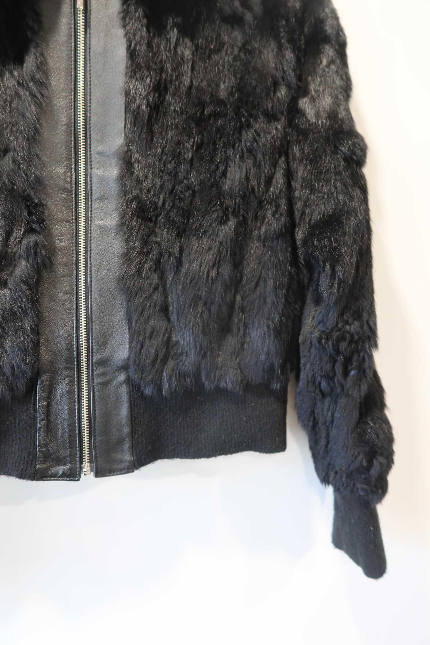 Veste courte en fourrure noire