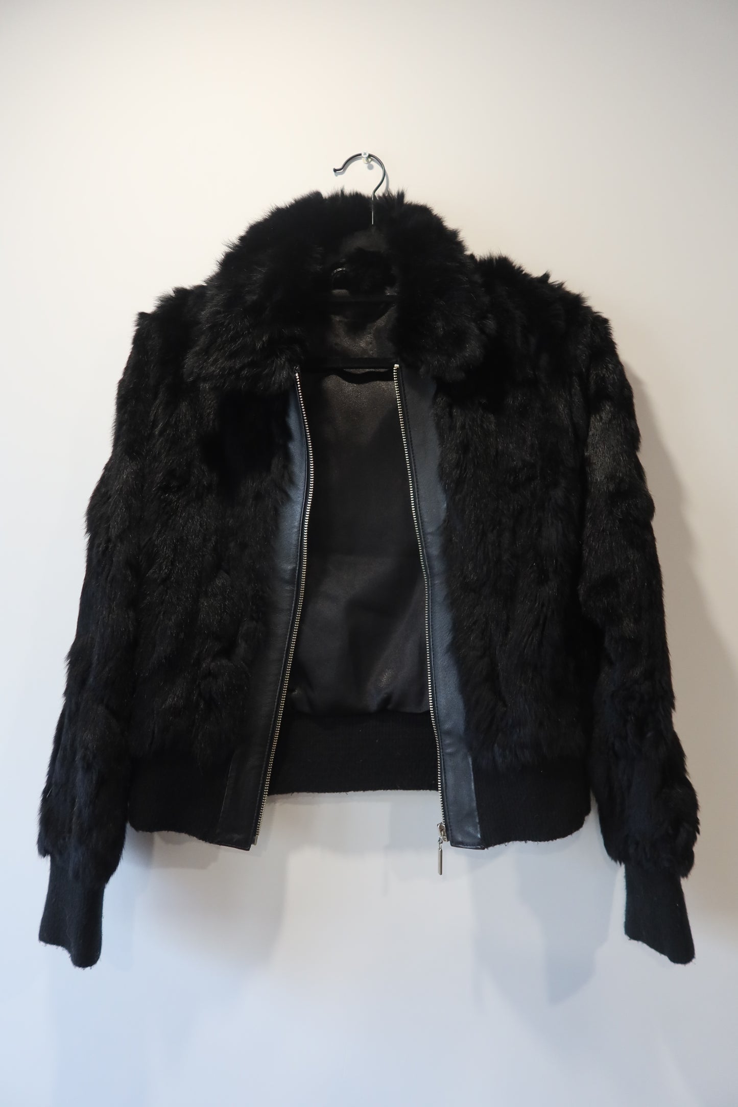 Veste courte en fourrure noire
