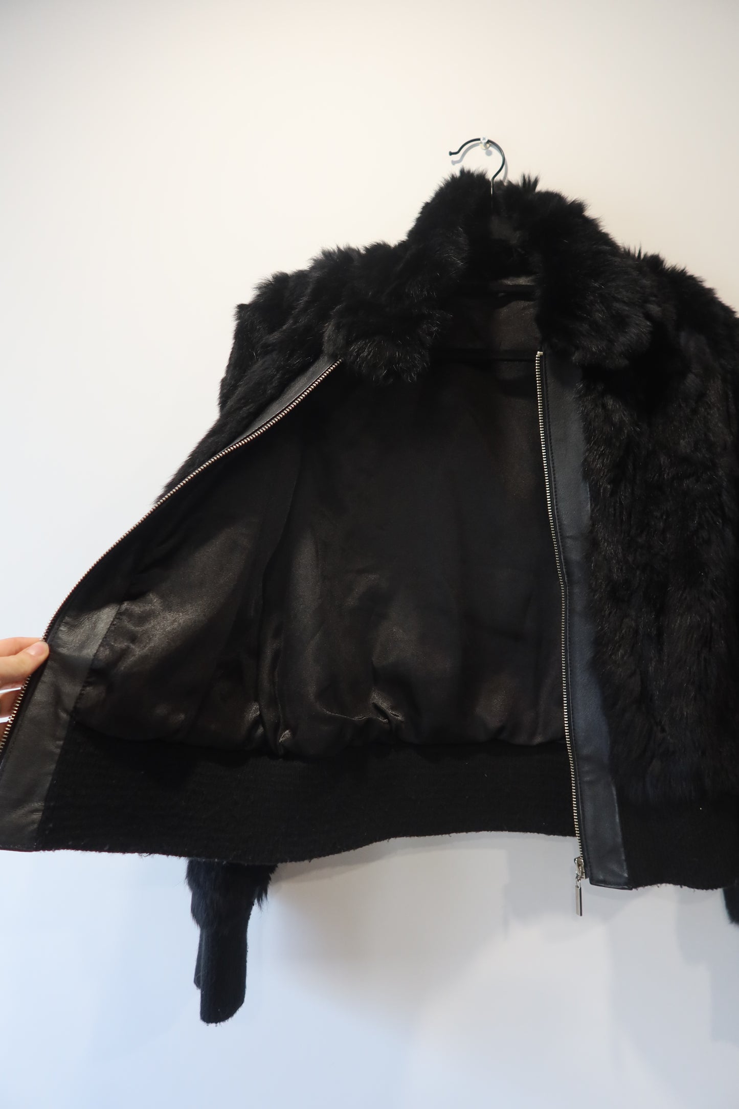 Veste courte en fourrure noire