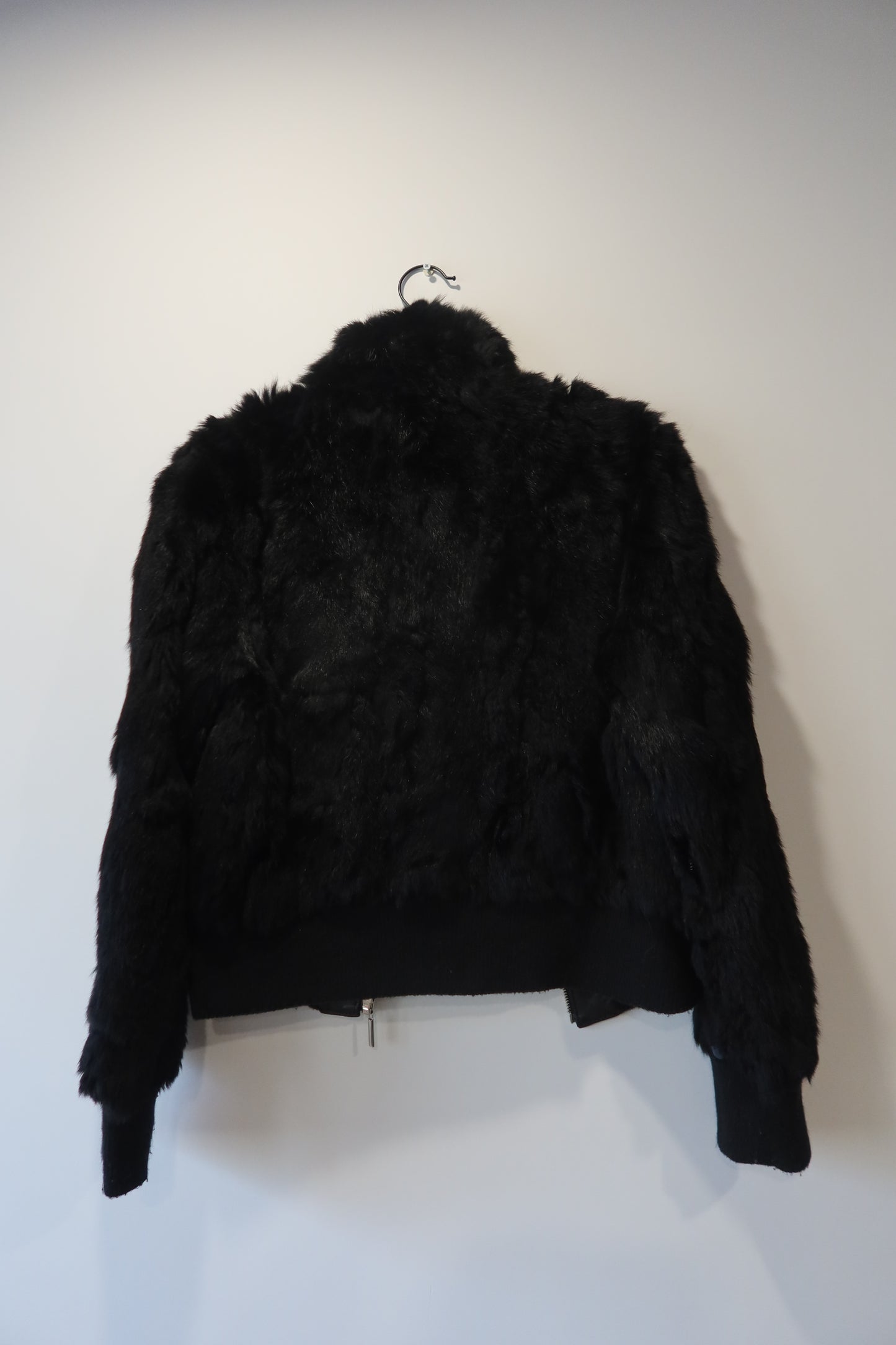 Veste courte en fourrure noire