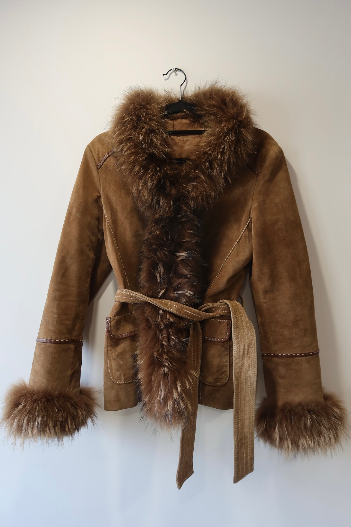 Veste en cuir avec bordures en fourrure