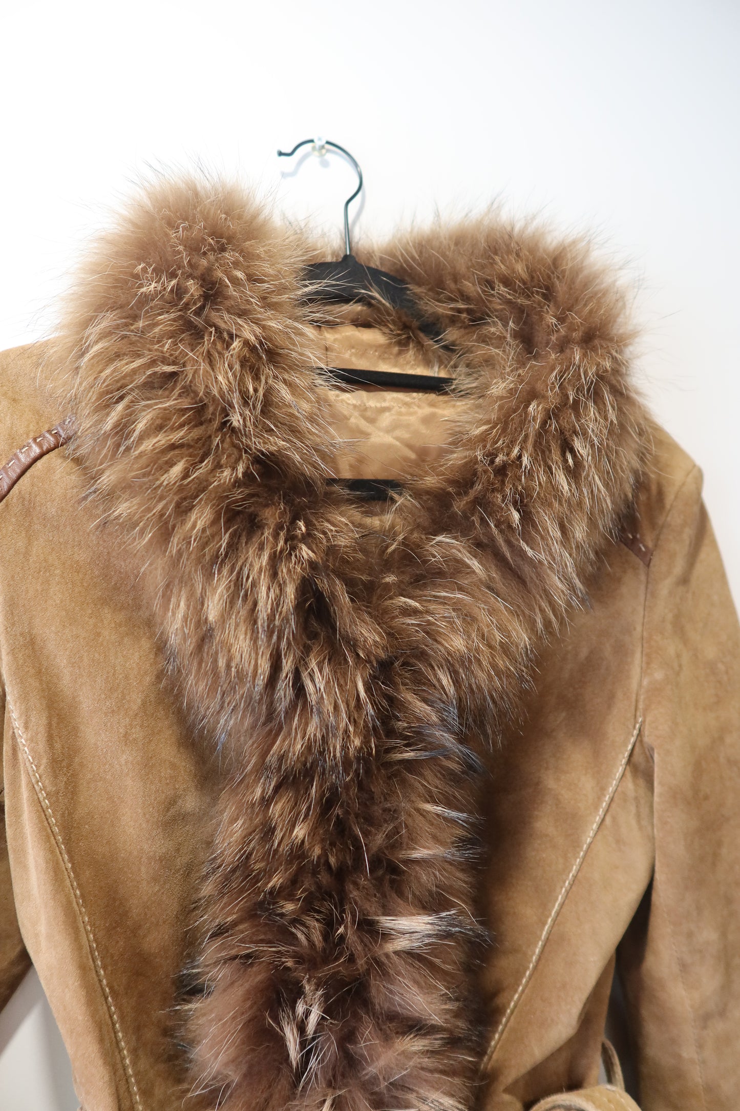 Veste en cuir avec bordures en fourrure