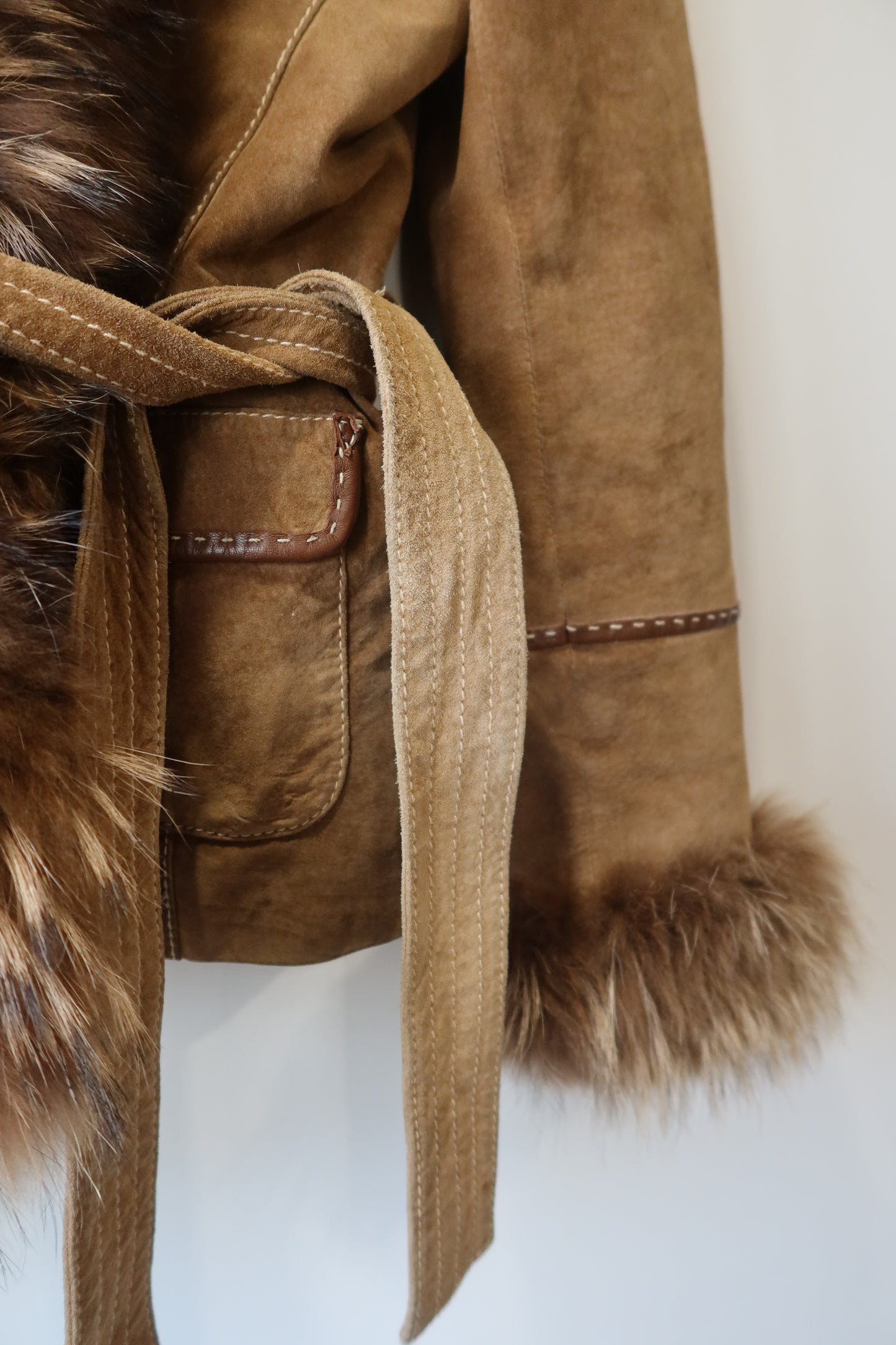 Veste en cuir avec bordures en fourrure