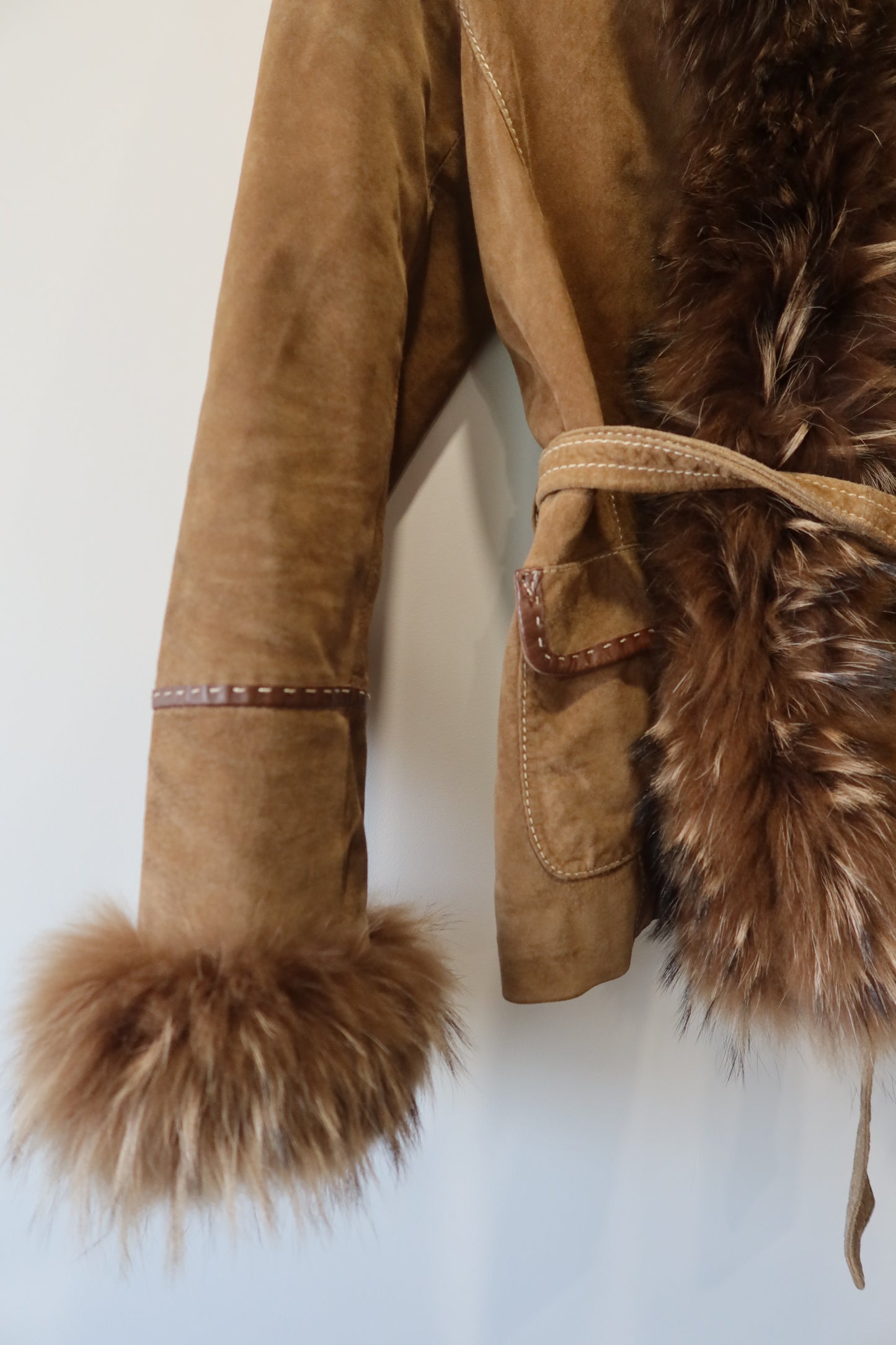 Veste en cuir avec bordures en fourrure