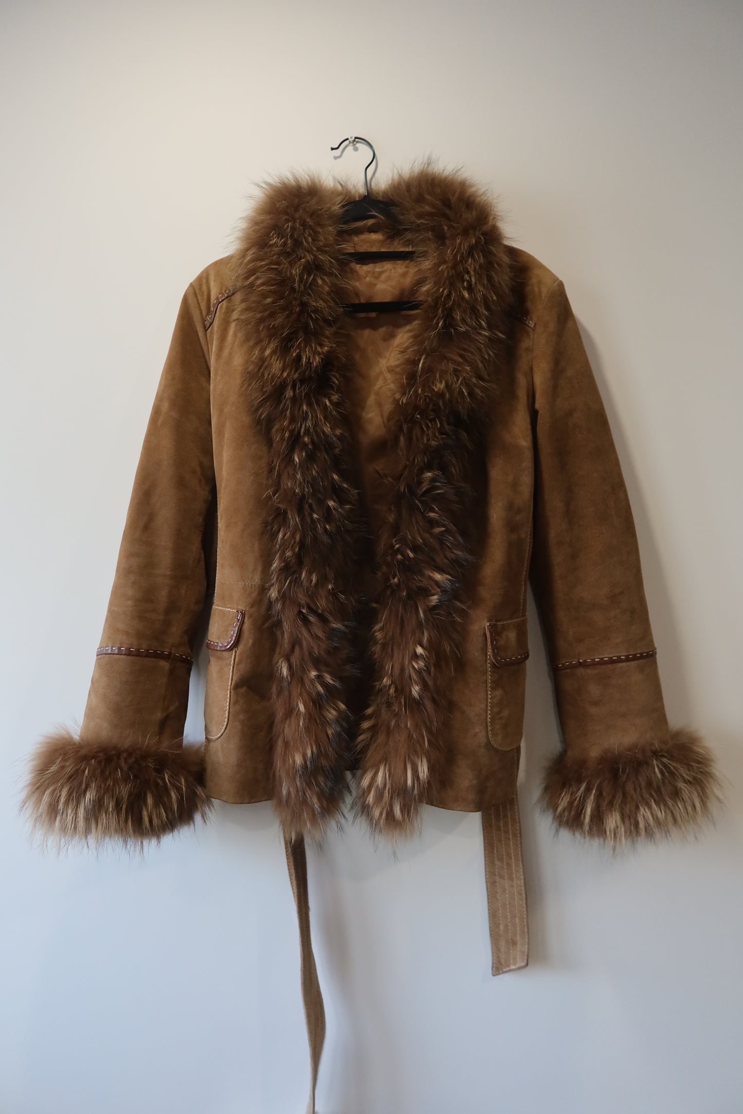 Veste en cuir avec bordures en fourrure