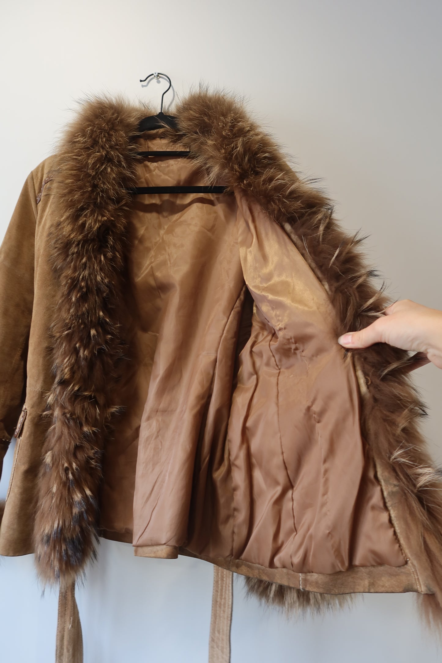 Veste en cuir avec bordures en fourrure