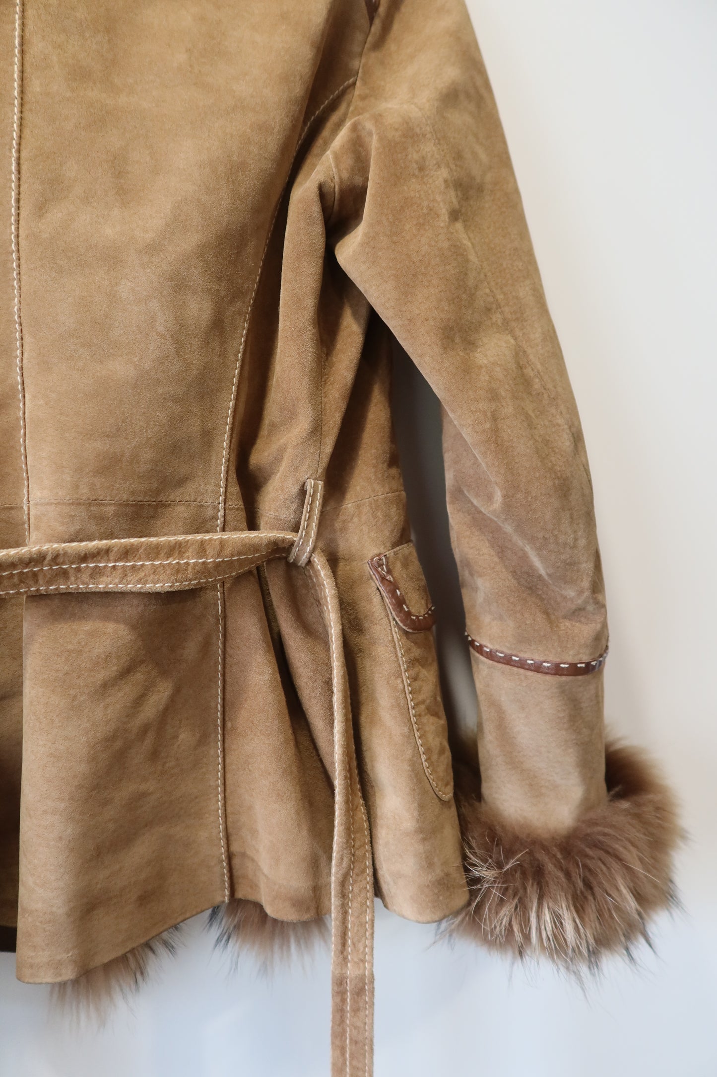 Veste en cuir avec bordures en fourrure