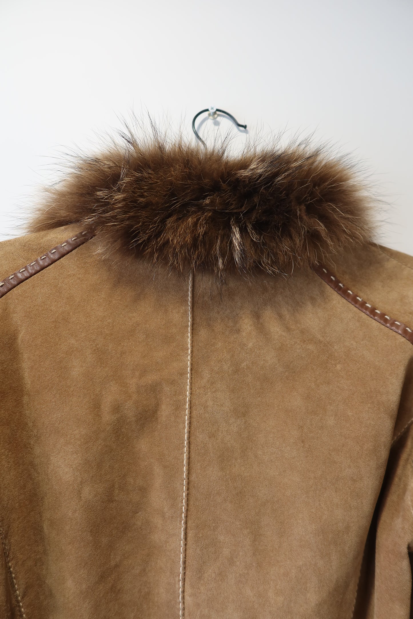 Veste en cuir avec bordures en fourrure