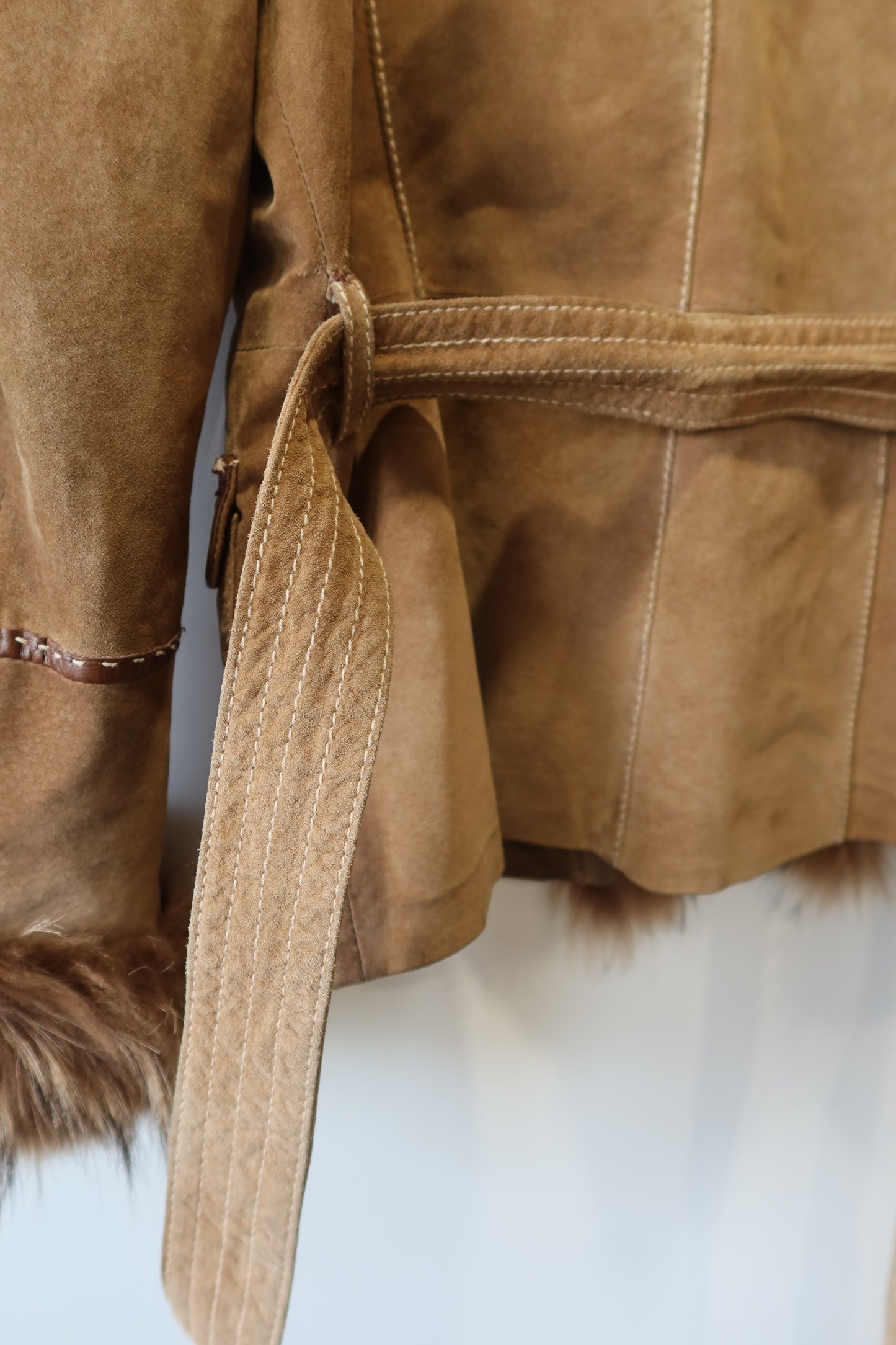 Veste en cuir avec bordures en fourrure