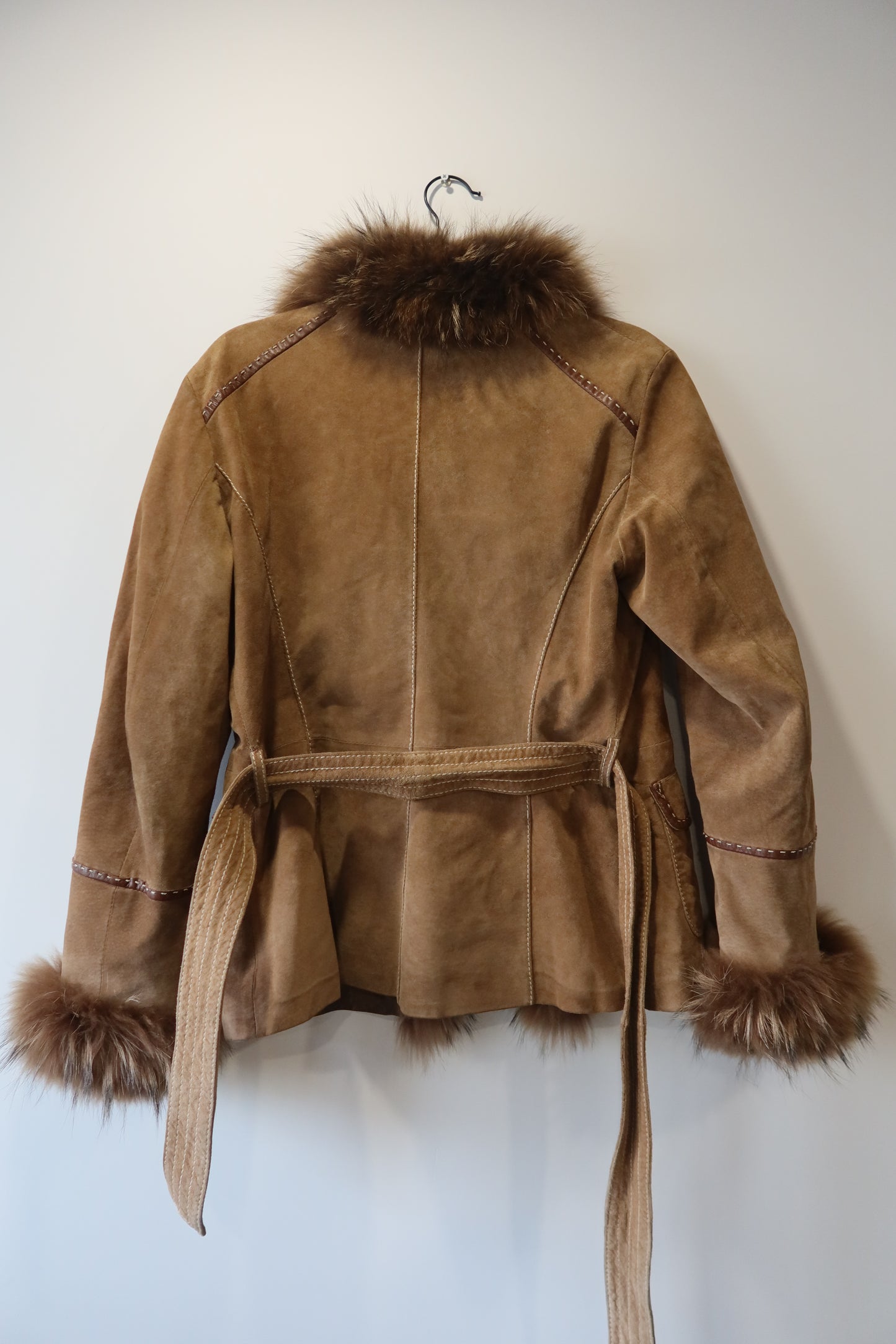 Veste en cuir avec bordures en fourrure
