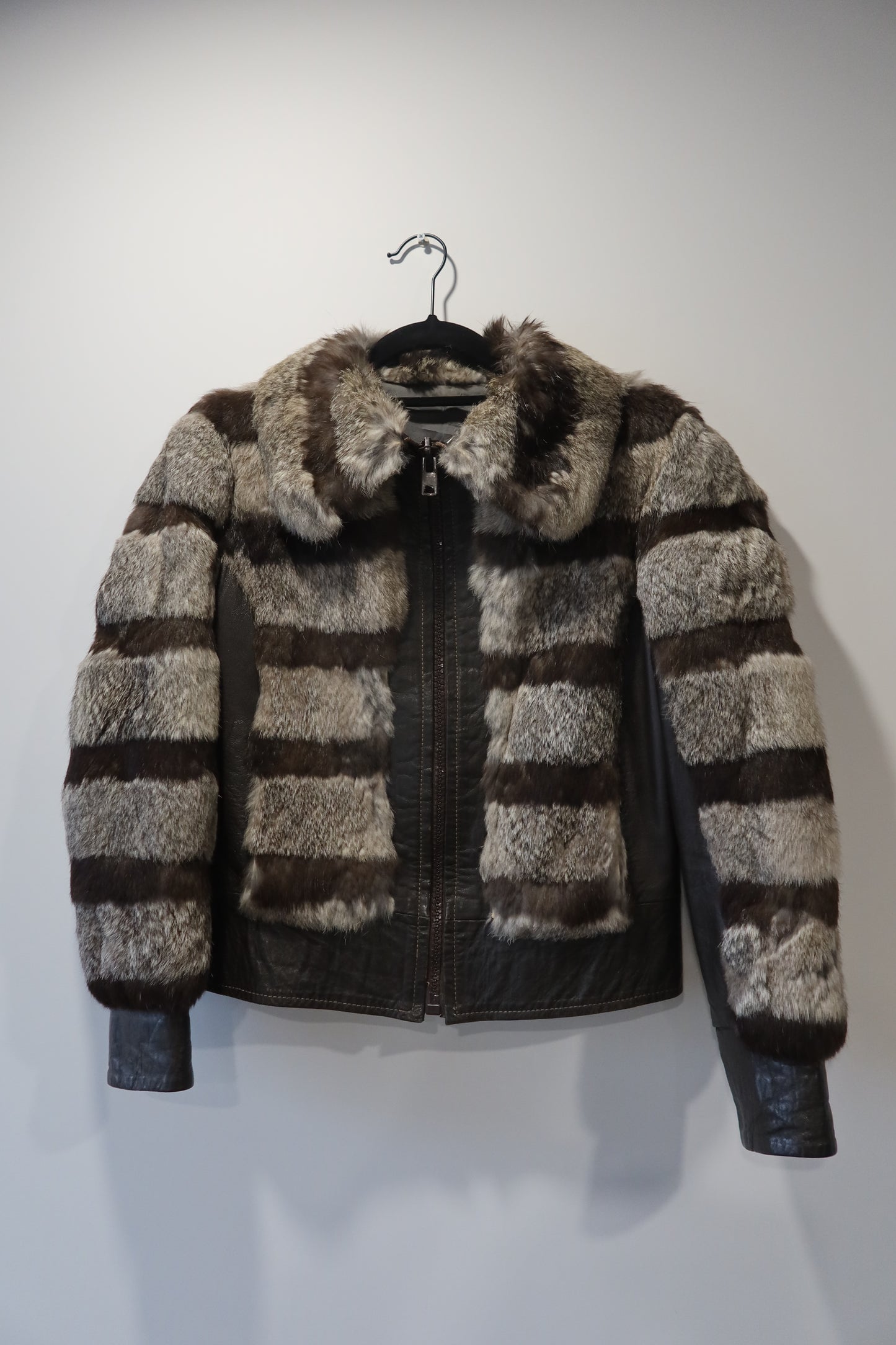 Veste courte en fourrure et cuir rayée