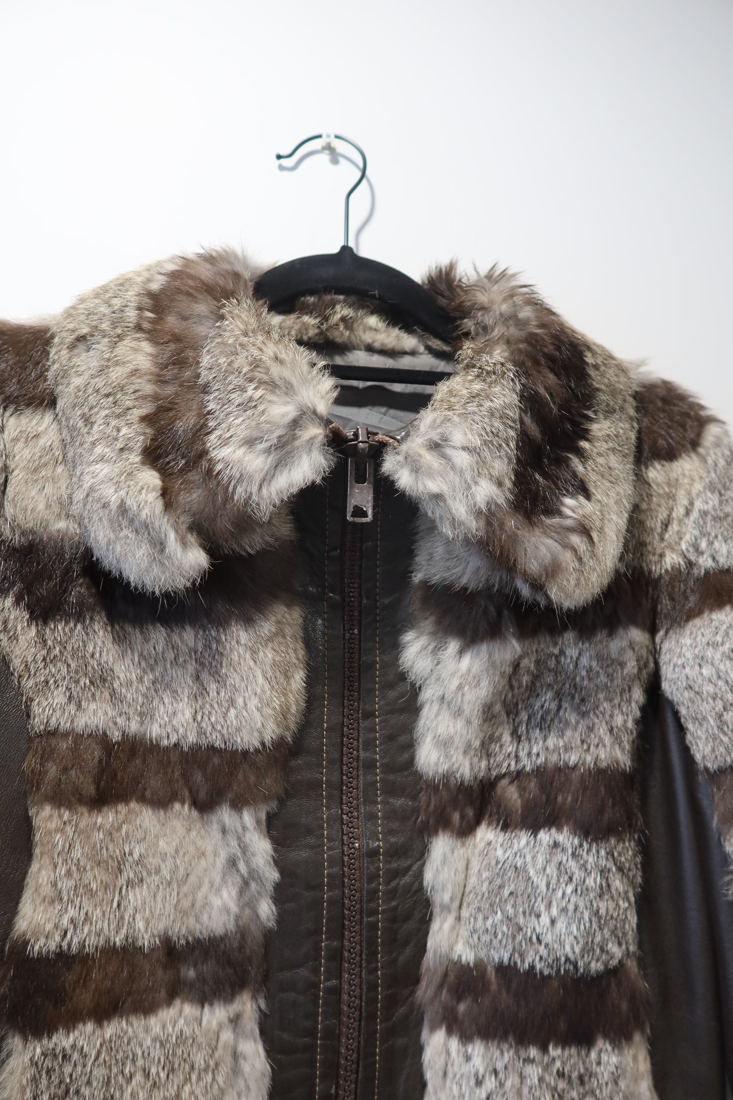 Veste courte en fourrure et cuir rayée