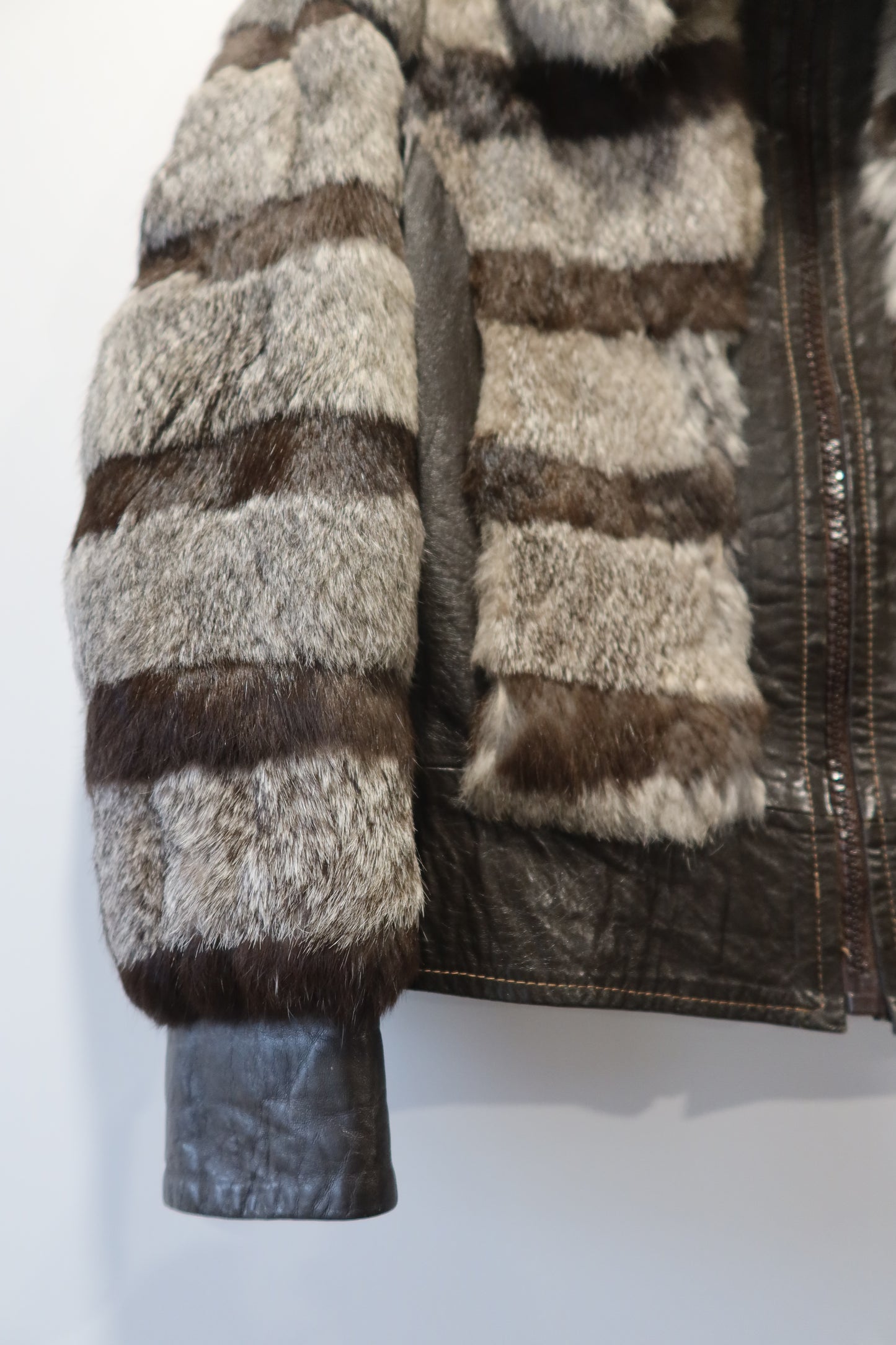 Veste courte en fourrure et cuir rayée