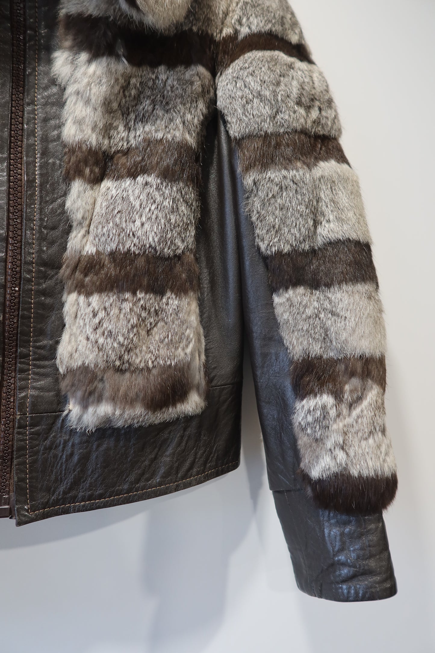 Veste courte en fourrure et cuir rayée